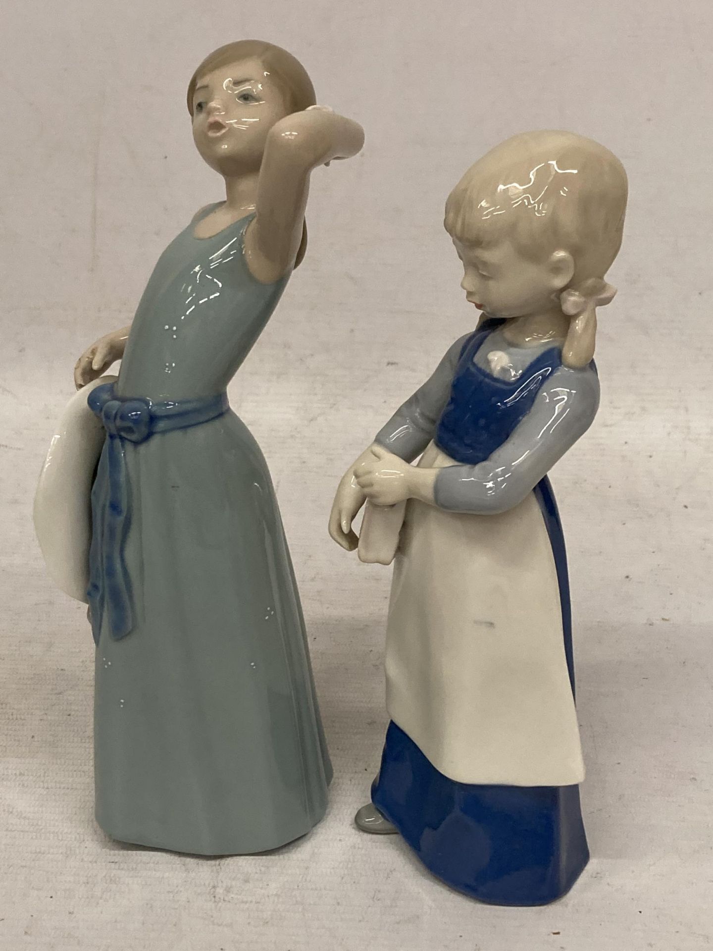 TWO FIGURES - A LLADRO FIGURE OF A GIRL AND A CONTINENTAL FIGURE OF A GIRL WITH LIPPELSDORF BLUE - Bild 2 aus 4