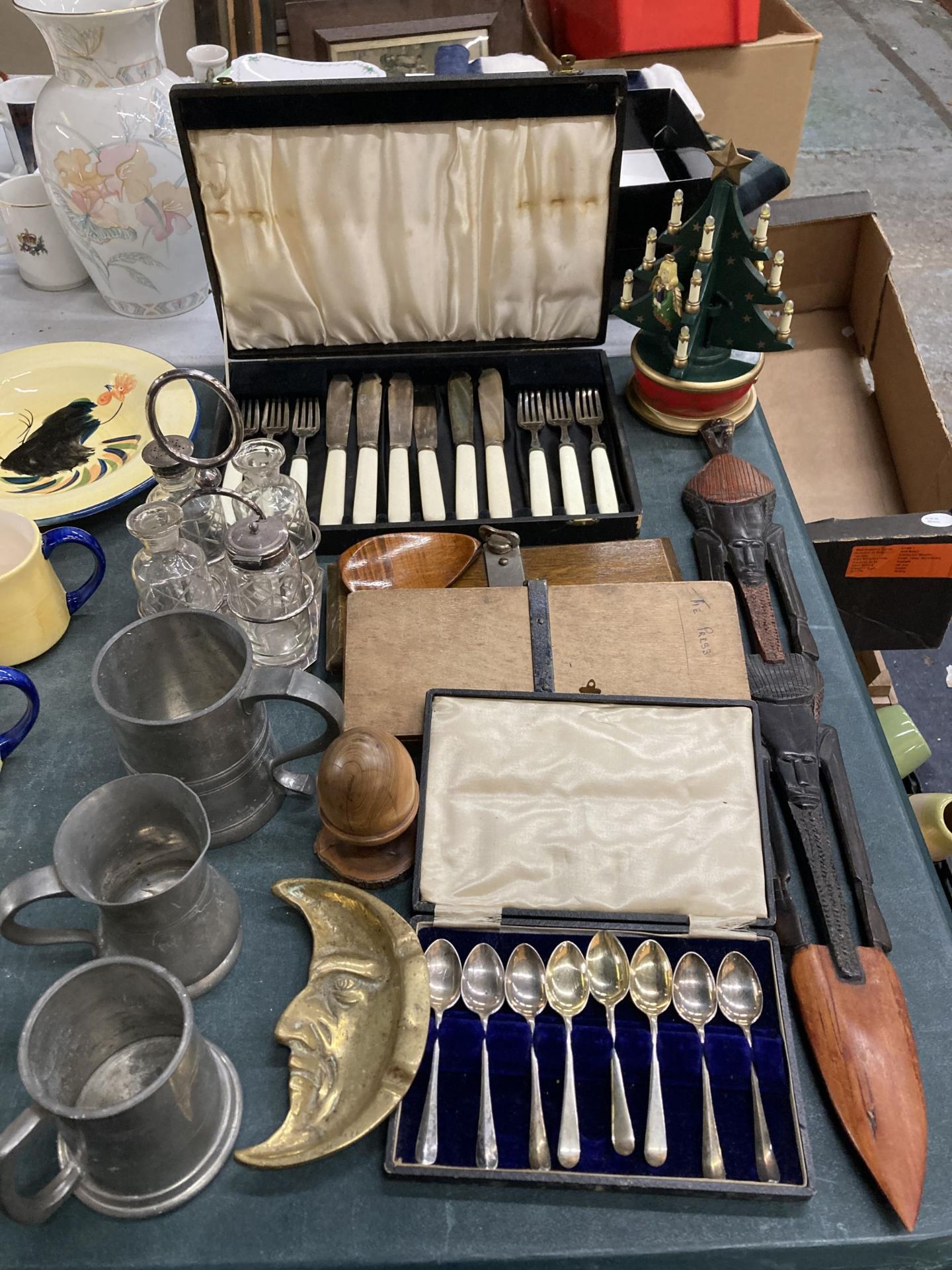 A MIXED LOT TO INCLUDE BOXED FLATWARE AND TEASPOON SET, TRIBAL CARVING, PEWTER TANKARDS ETC