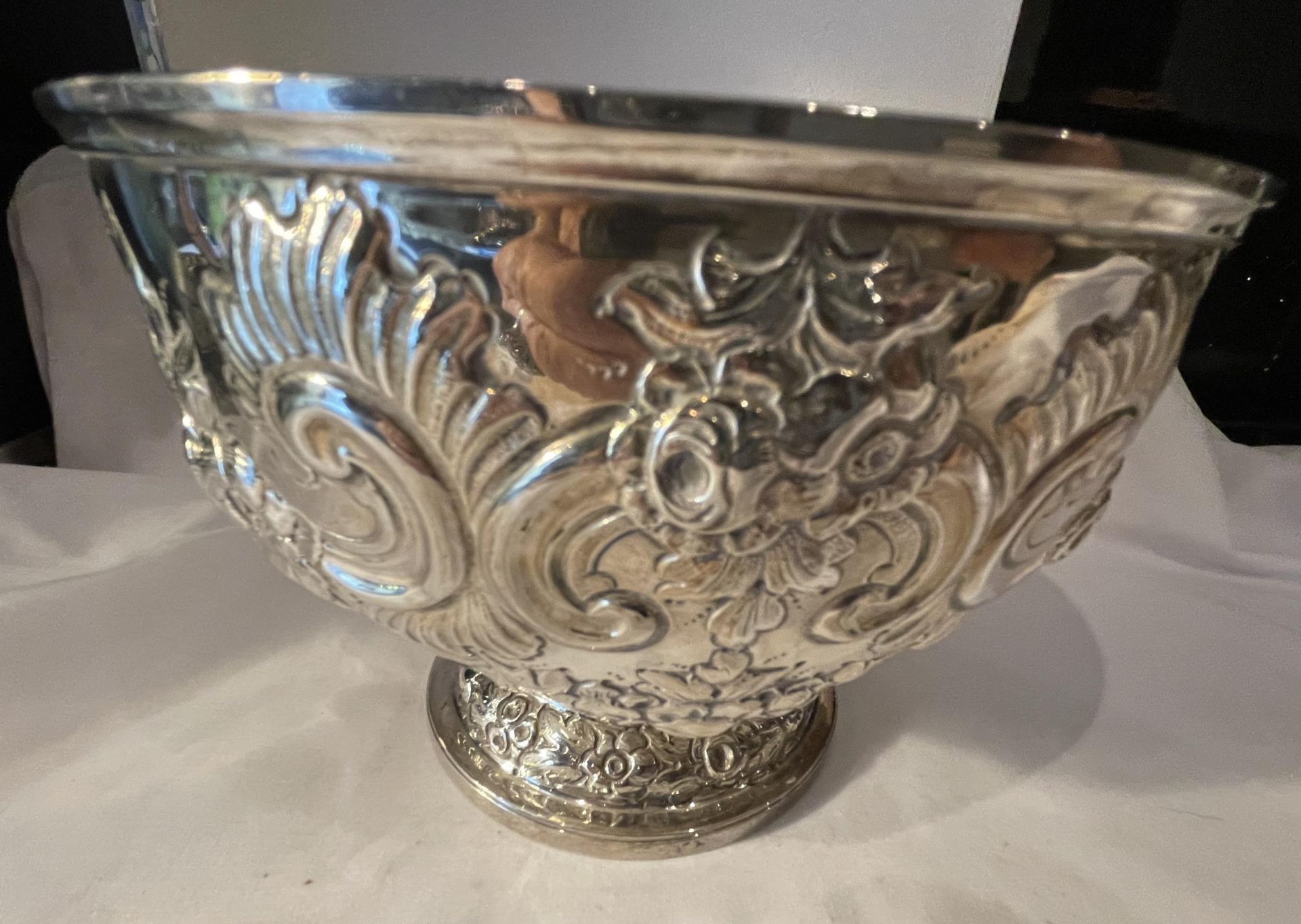 A 1901 HALLMARKED LONDON SILVER DECORATIVE FOOTED BOWL, INDISTINCT MAKER, GROSS WEIGHT 385 GRAMS - Image 2 of 15