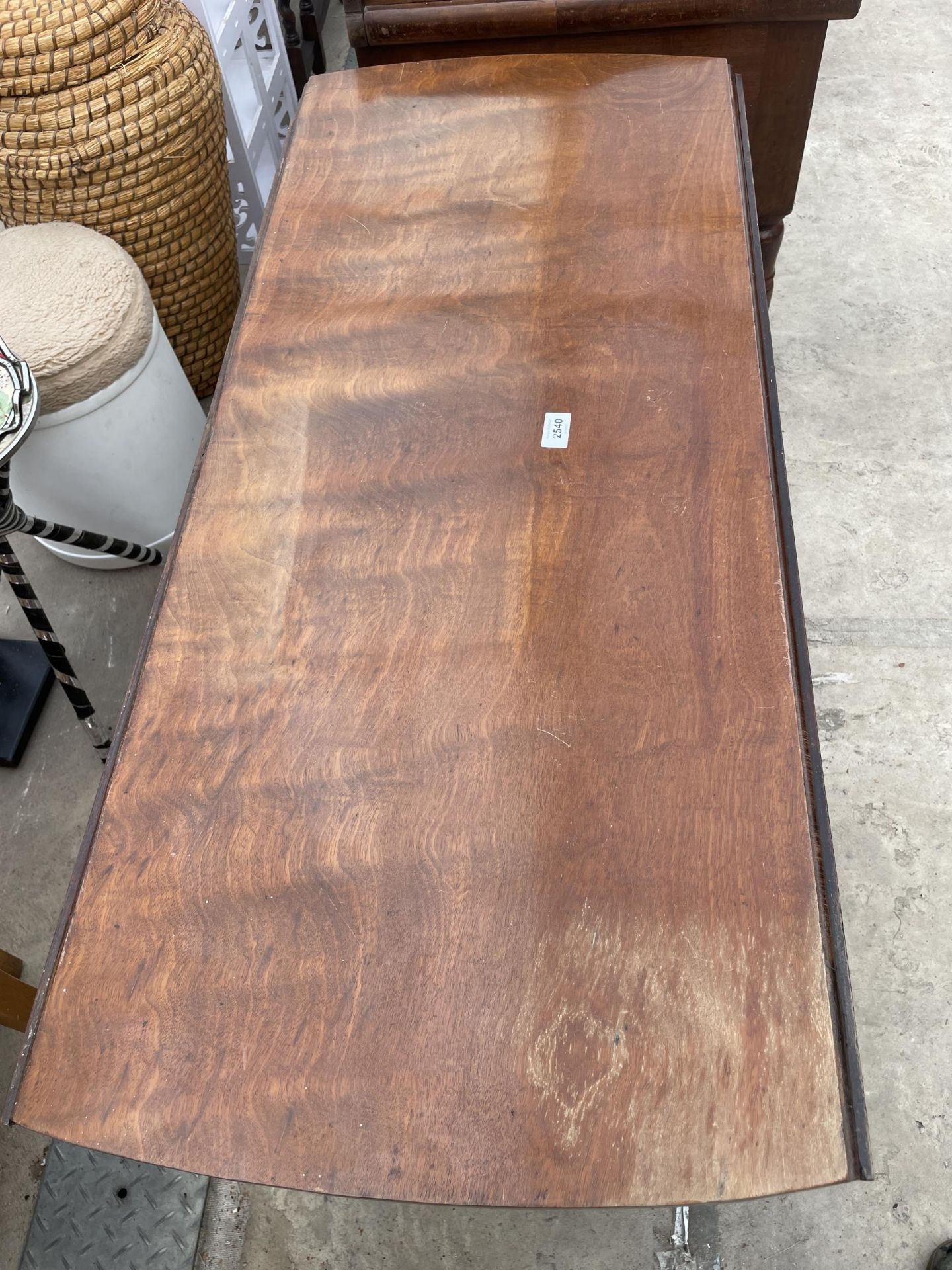 A 19TH CENTURY MAHOGANY OVAL DINING TABLE, 61 X 44", ON TAPERING LEGS, WITH PAD FEET - Image 3 of 3