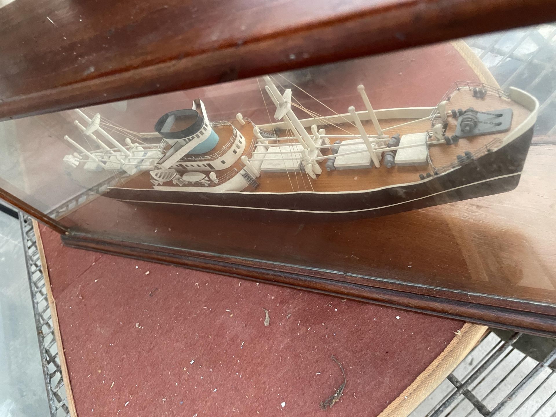 A MODEL OF A SHIP IN A GLASS DISPLAY CABINET - Image 3 of 6