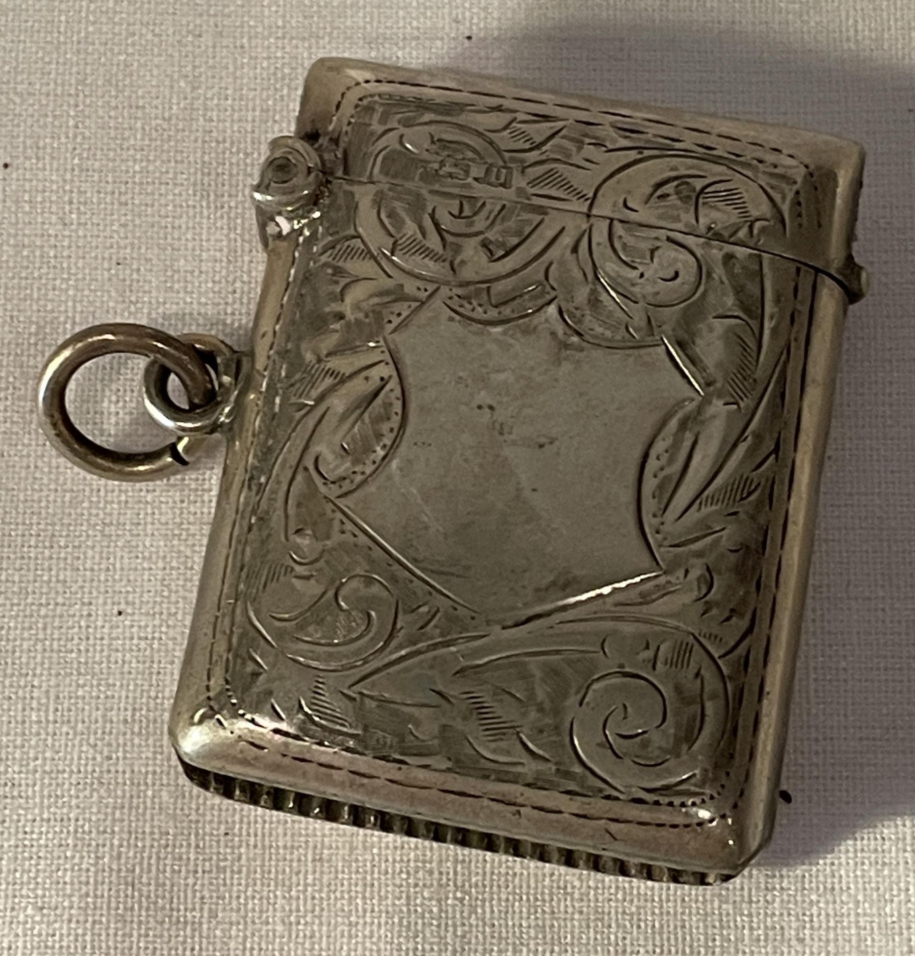 A GEORGE V 1919 HALLMARKED BIRMINGHAM SILVER DECORATIVE VESTA CASE, MAKER JOSEPH GLOSTER, GROSS - Image 3 of 9