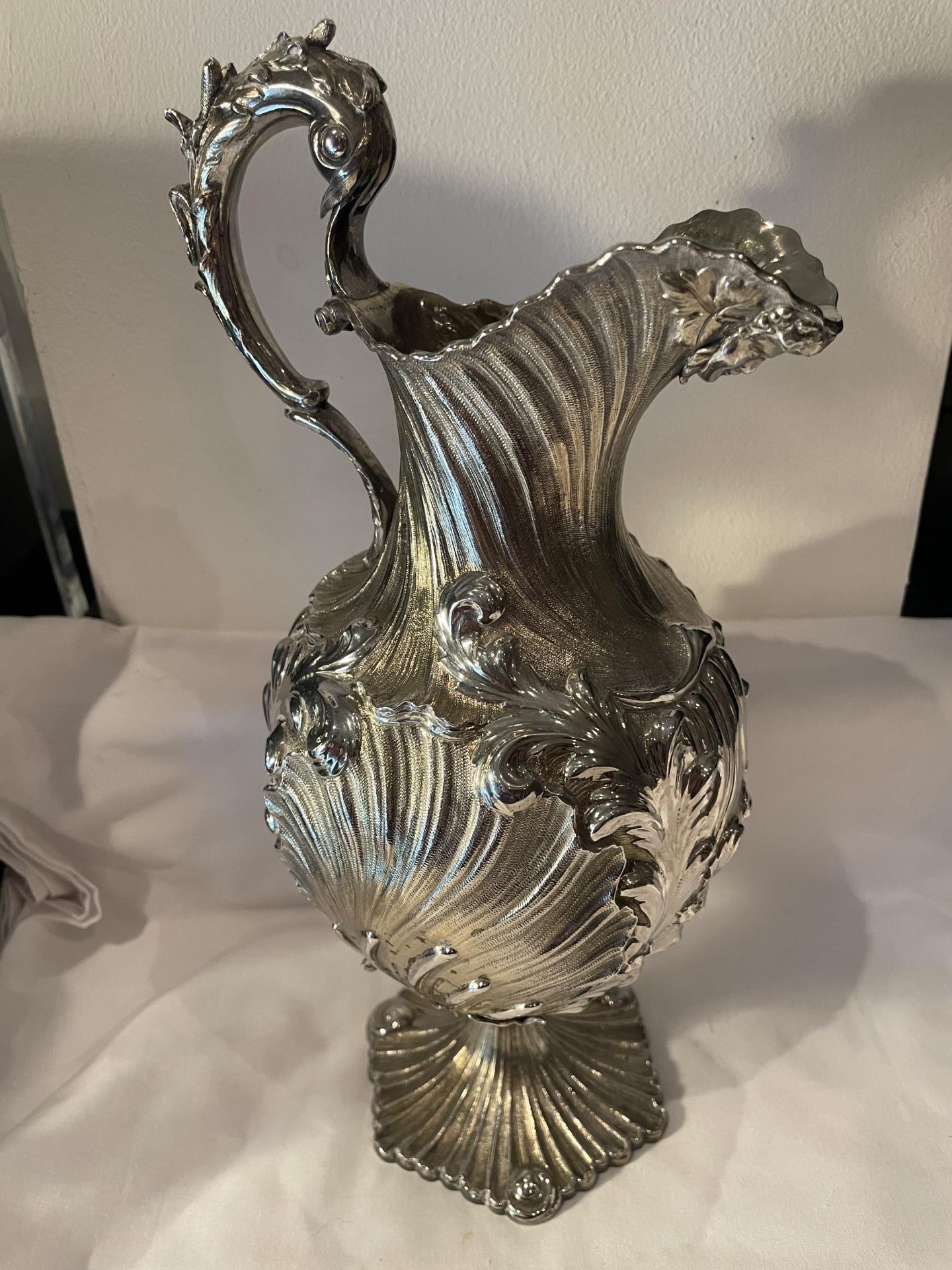 AN ORNATE 1830 HALLMARKED LONDON SILVER CLARET JUG, MAKER CHARLES FOX II GROSS WEIGHT 878 GRAMS - Image 13 of 18