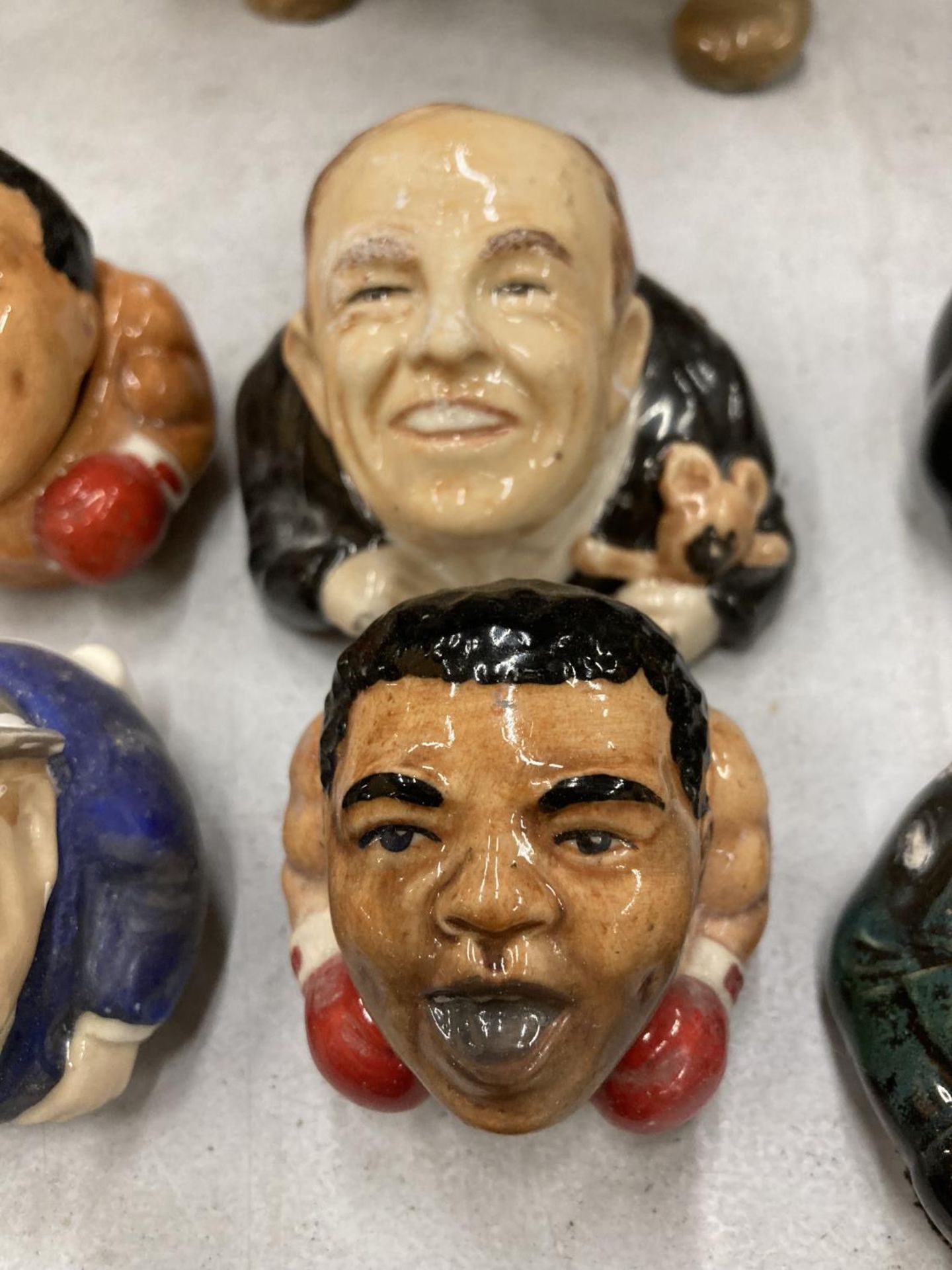 A LARGE COLLECTION OF CERAMIC 'FACE POTS' TO INCLUDE NELLIE, MARTIN LUTHER KING, MUHAMMAD ALI, - Bild 3 aus 5