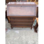 AN EARLY 20TH CENTURY MAHOGANY BUREAU WITH FITTED INTERIOR, WITH THREE GRADUATED DRAWERS TO THE