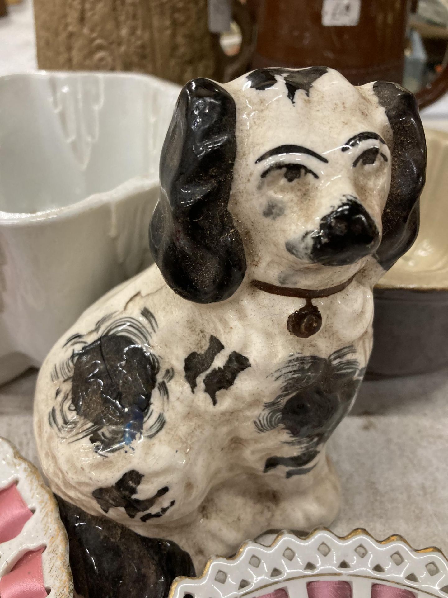 A GROUP OF CERAMICS TO INCLUDE BLACK AND WHITE STAFFORDSHIRE SPANIEL, CONTINENTAL PLATES, - Bild 2 aus 5