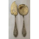 A PAIR OF VICTORIAN 1895 HALLMARKED LONDON SILVER FISH KNIFE AND SPOON SERVERS, MAKER A.H, GROSS