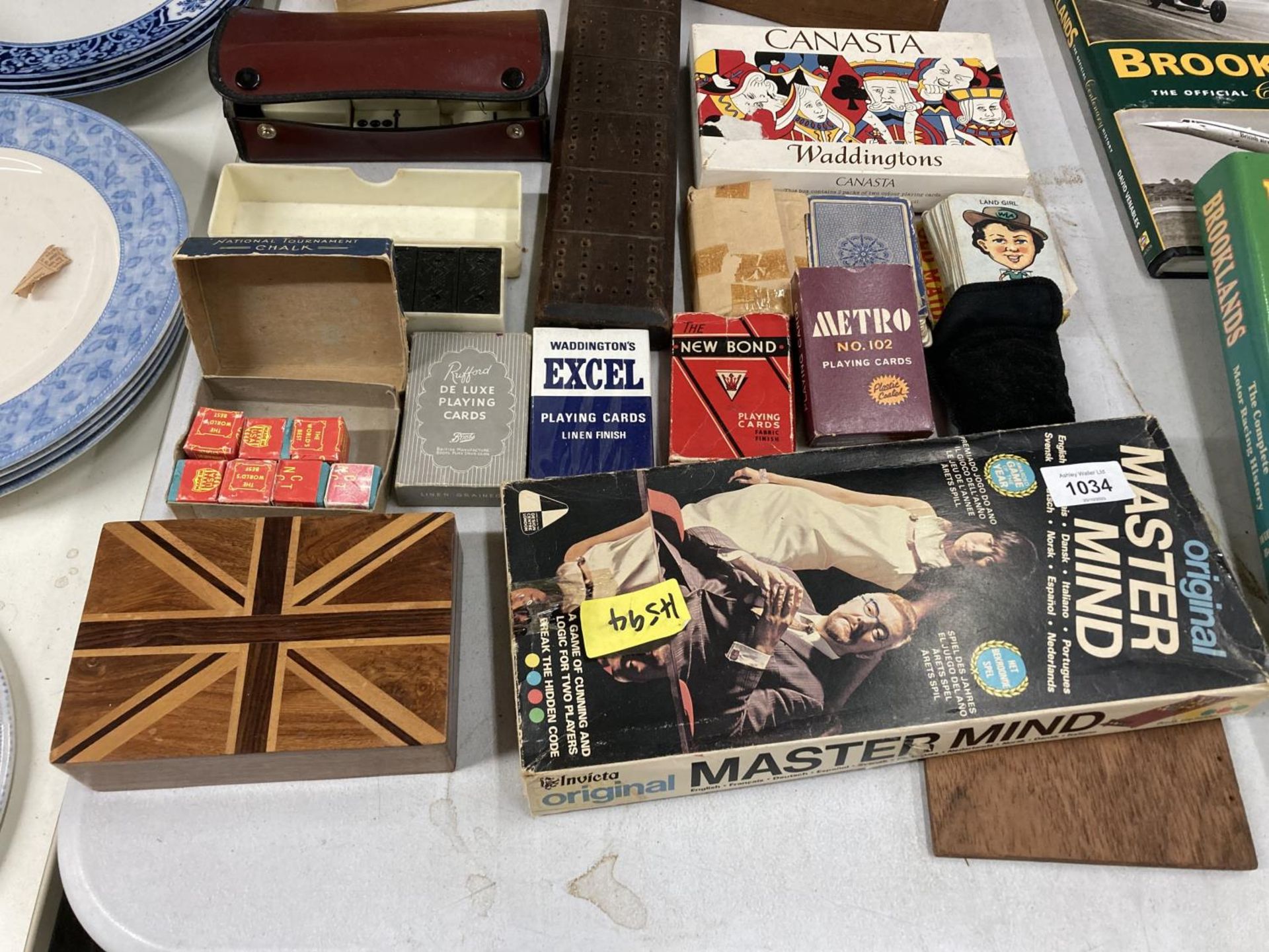 A COLLECTION OF GAMES TO INCLUDE PLAYING CARDS, MASTERMIND, DOMINOES, A CRIBBAGE BOARD, SNOOKER - Bild 4 aus 4