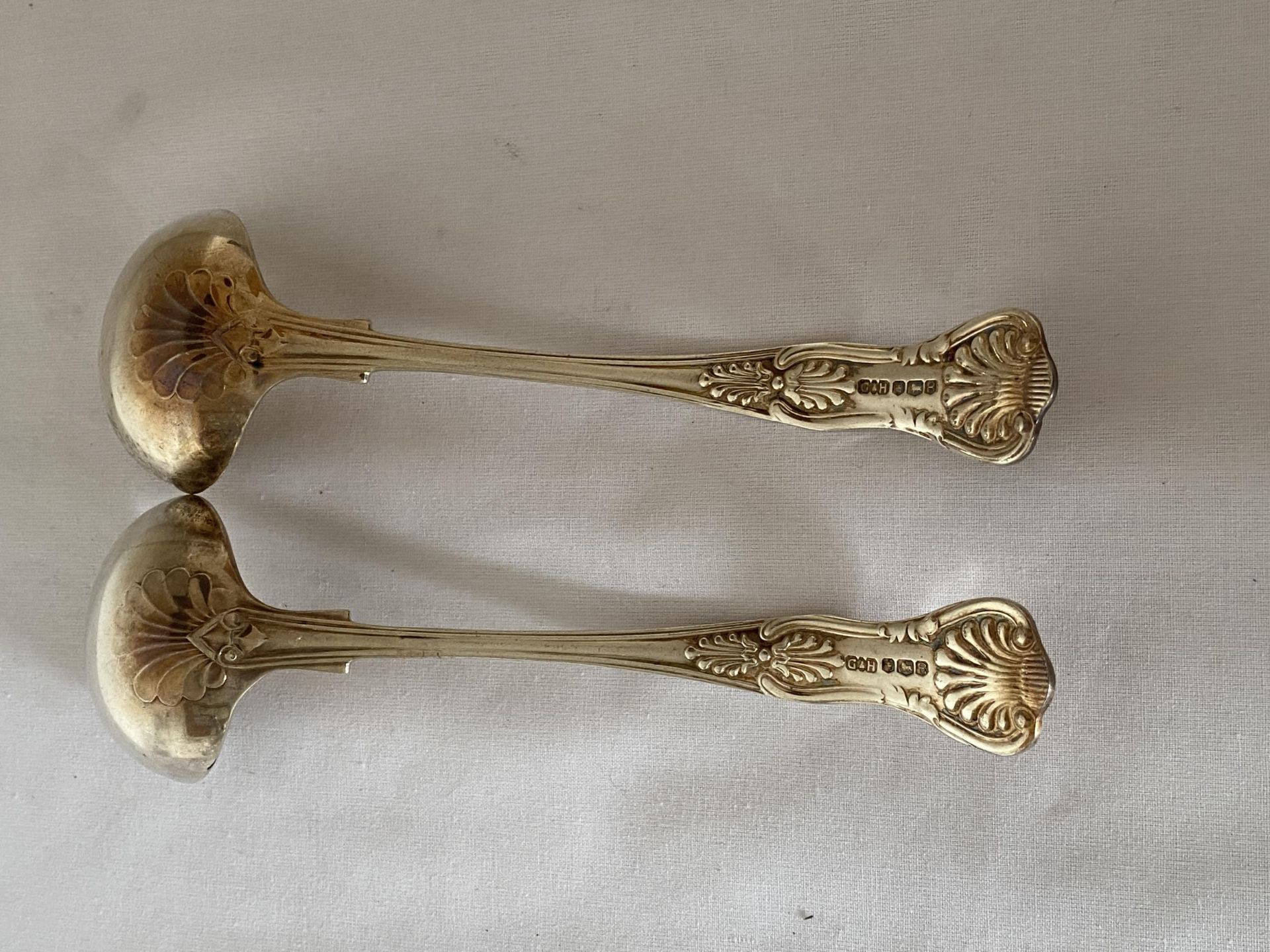 A PAIR OF ELIZABETH II 1959 HALLMARKED SHEFFIELD SILVER SOUP LADLES, MAKER GEE & HOLMES, GROSS - Bild 7 aus 12