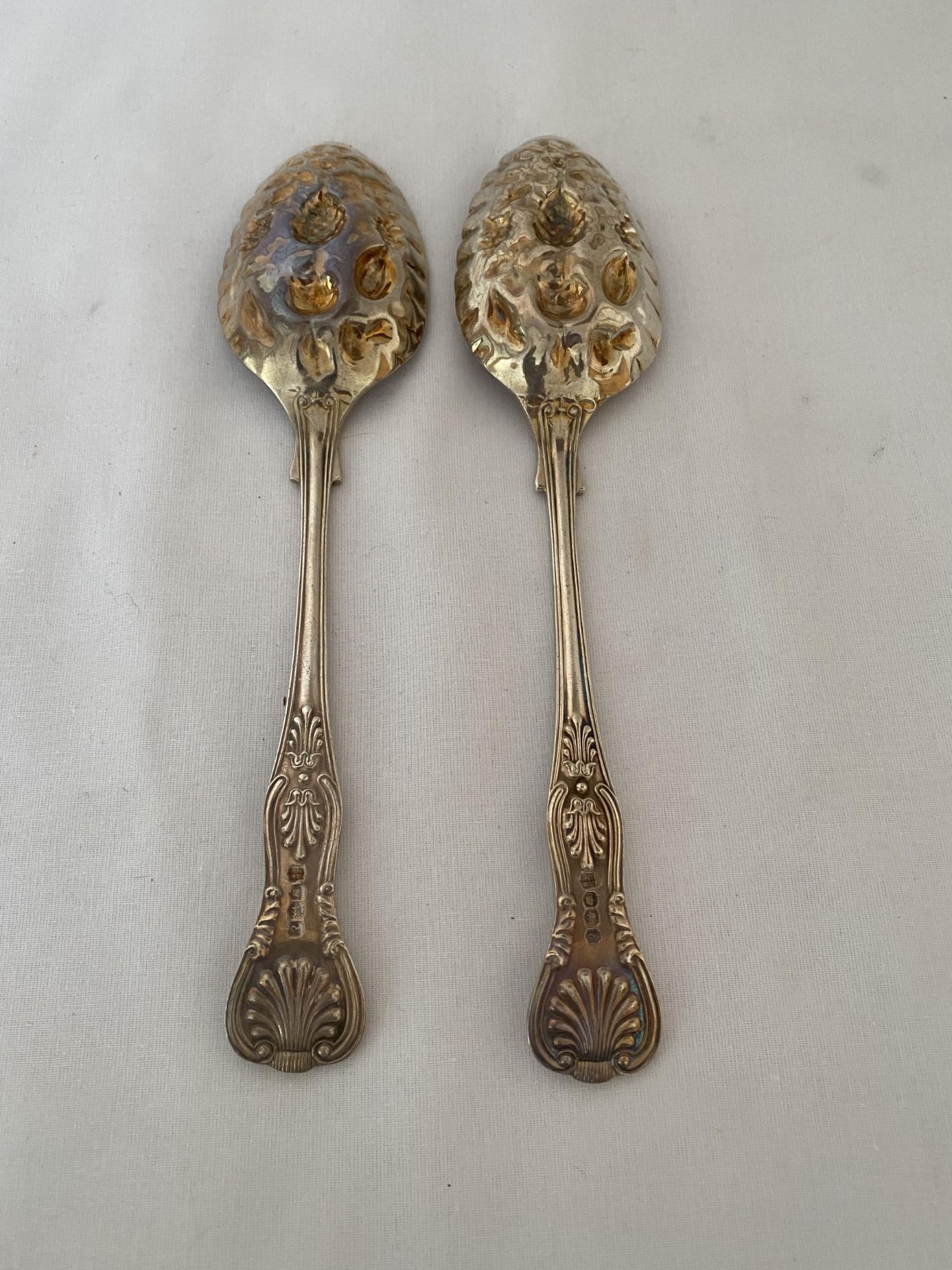 A PAIR OF ELIZABETH II 1972 HALLMARKED SHEFFIELD SILVER BERRY SPOONS, MAKER COOPER BROTHERS & SONS - Image 7 of 12