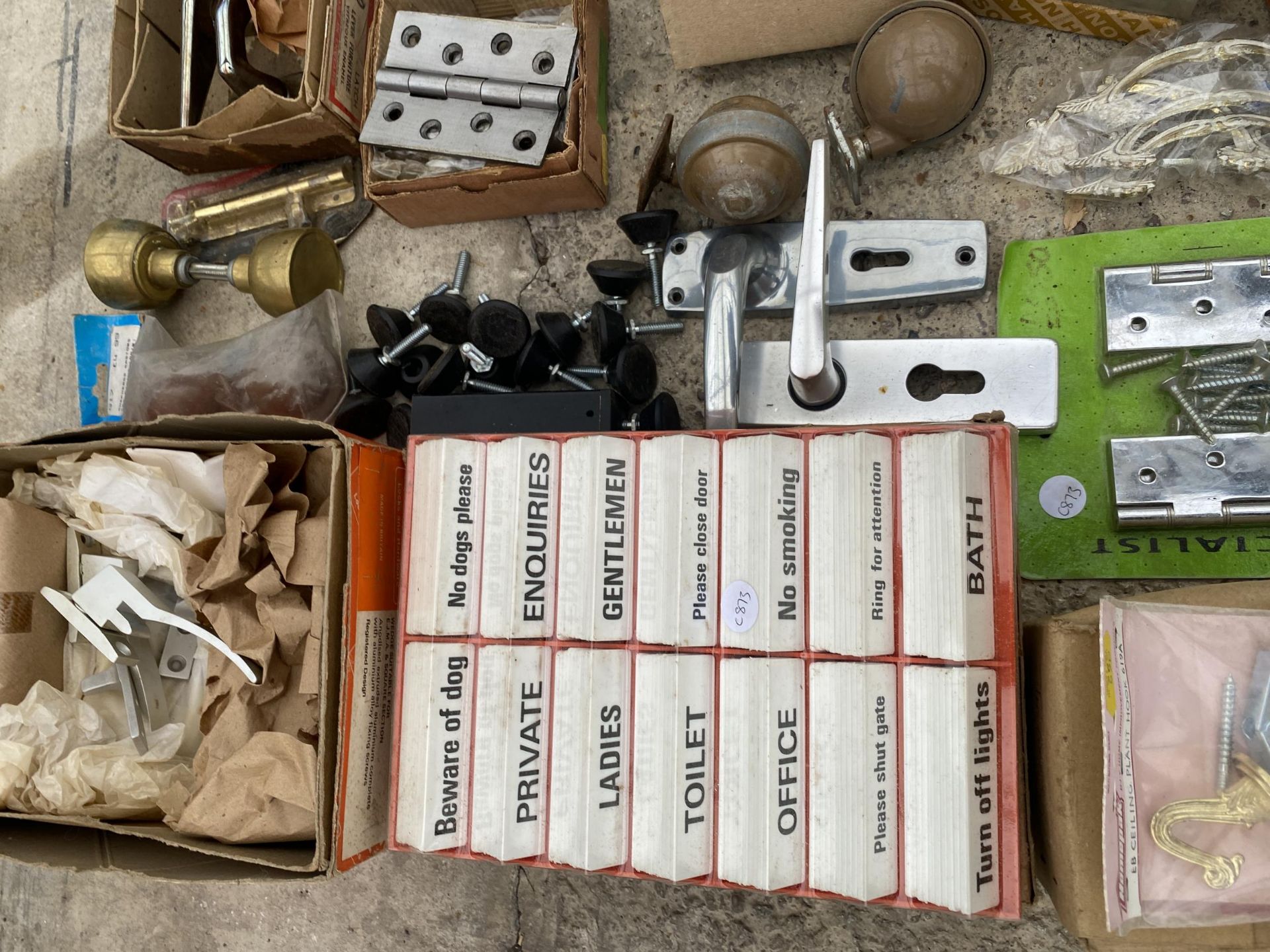 A LARGE ASSORTMENT OF HARDWARE TO INCLUDE HINGES, DOOR FURNITURE AND SIGNS ETC - Image 3 of 4