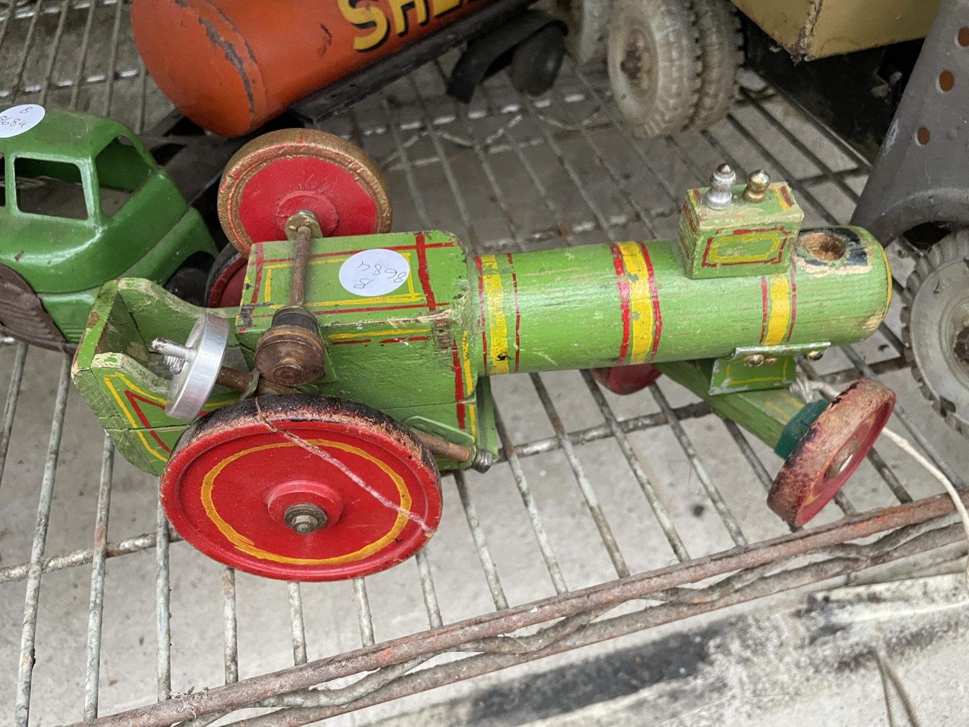 AN ASSORTMENT OF VINTAGE TIN TOYS TO INCLUDE A TIPPER TRUCK ETC - Image 3 of 5