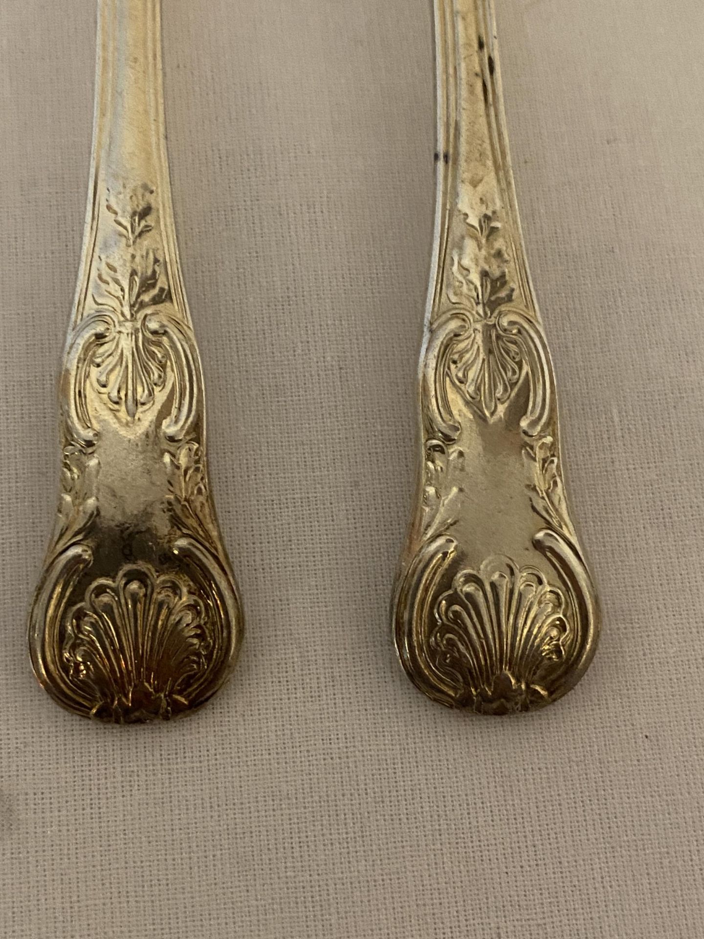 A PAIR OF WILLIAM IV 1832 HALLMARKED LONDON SILVER TEASPOONS, MAKER W.F, POSSIBLY WILLIAM - Image 5 of 18