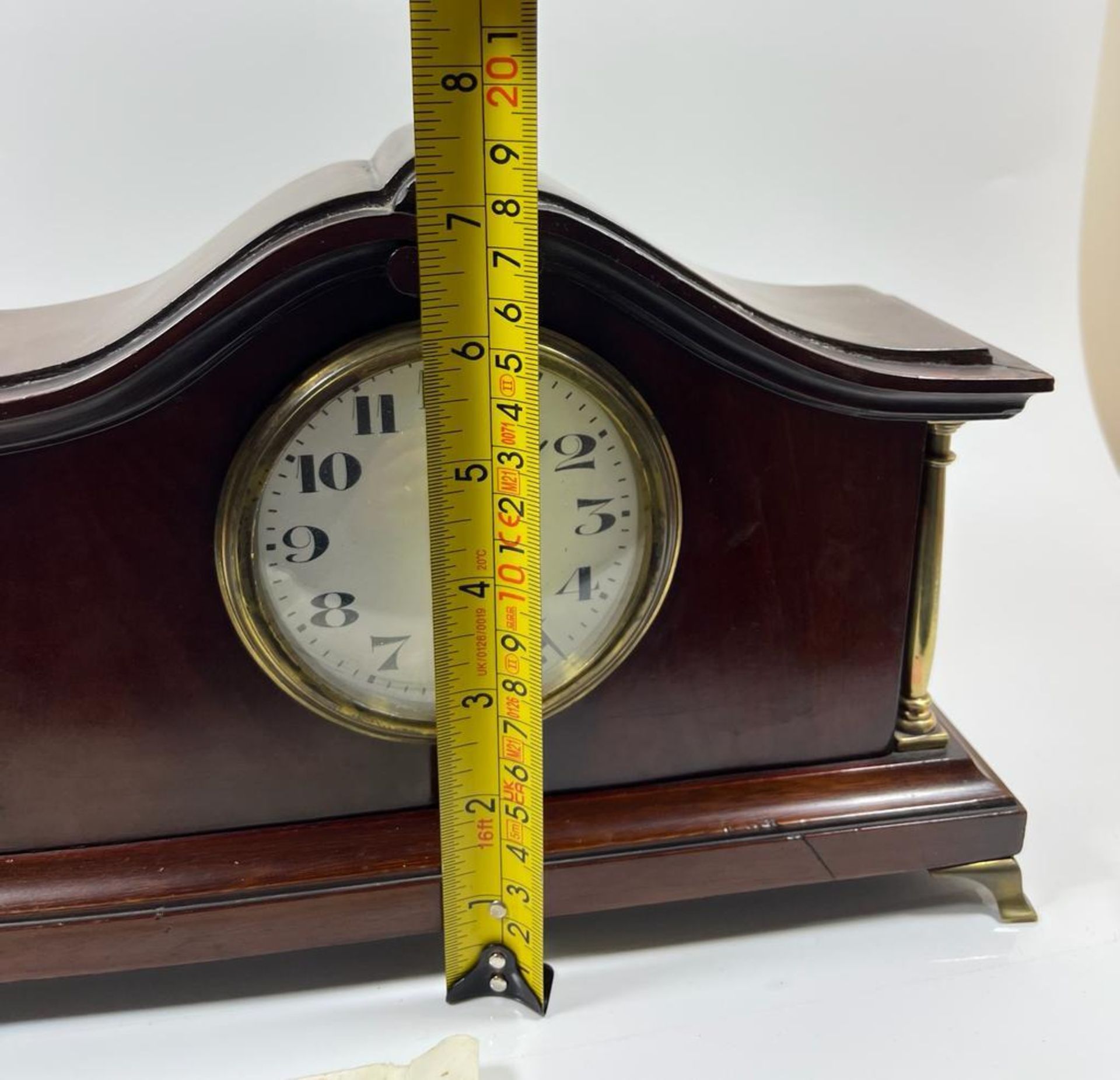 A MAHOGANY MANTLE CLOCK WITH BRASS COLUMNS AND FEET WITH JAPE FRERES MOVEMENT, 19 X 28 CM - Image 7 of 7