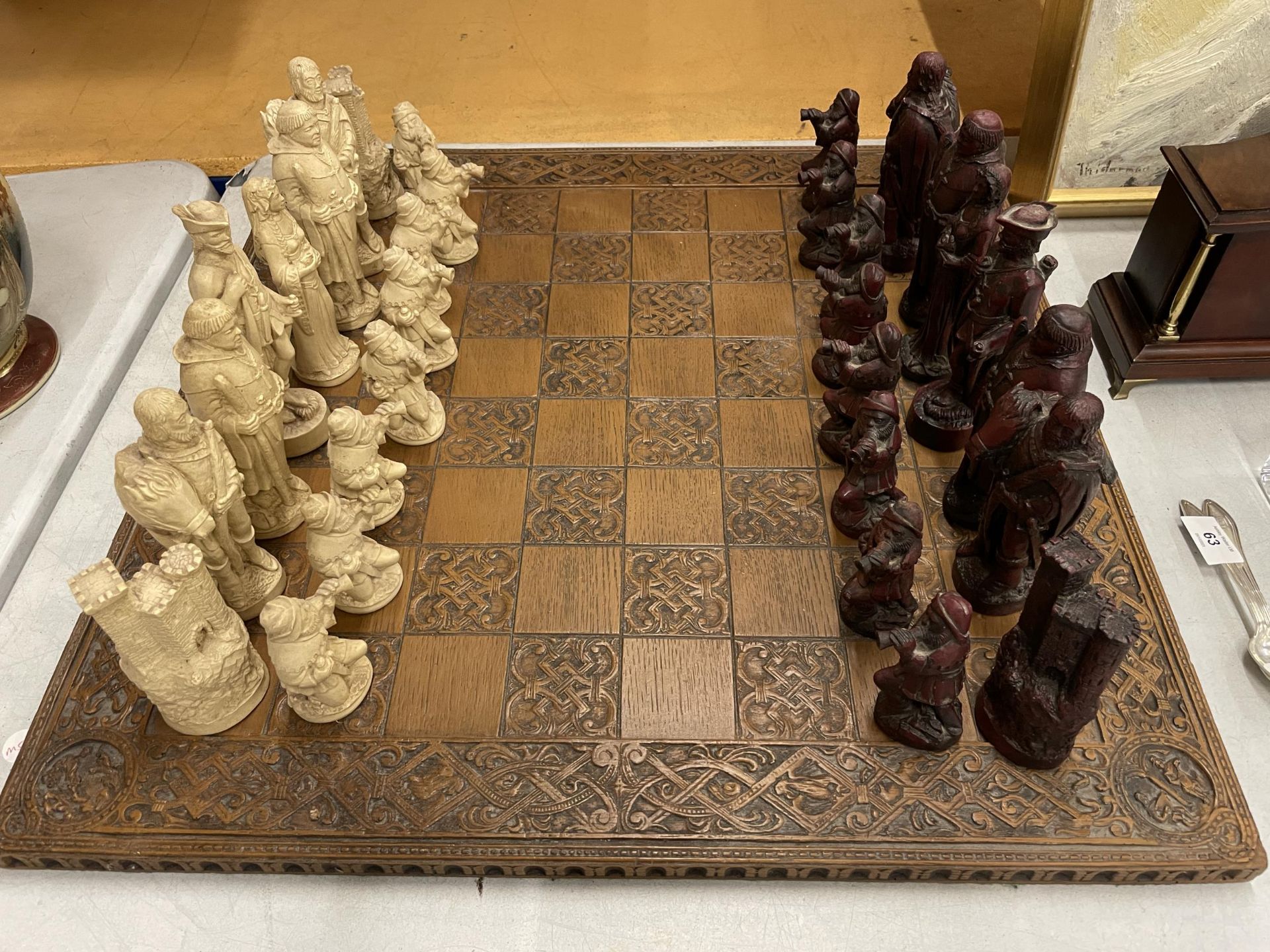 A VERY LARGE AND COMPLETE ROBIN HOOD RESIN CHESS SET WITH PIECES UP TO AND OVER 15CM TALL,