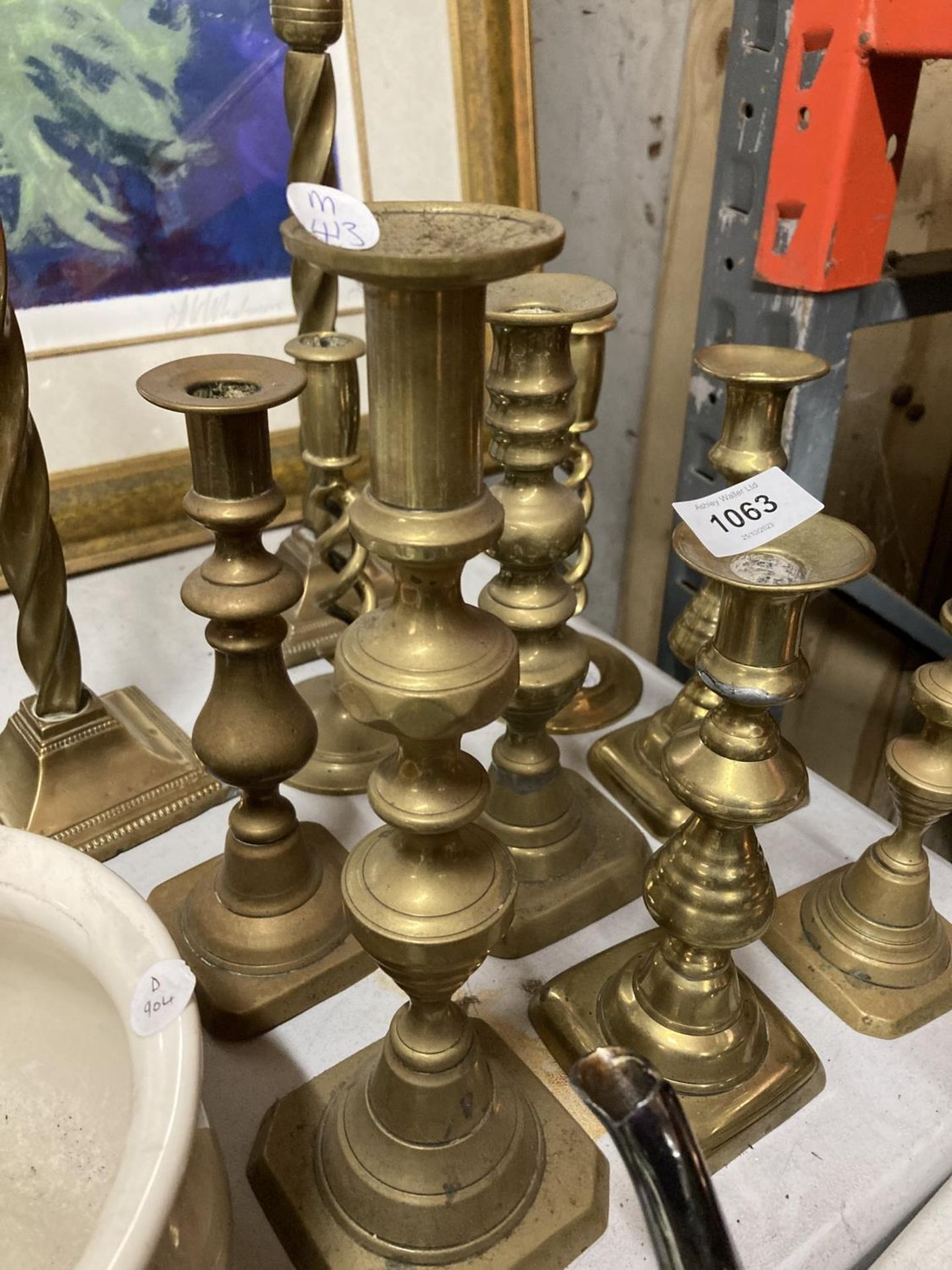 A LARGE QUANTITY OF VINTAGE BRASS CANDLESTICKS - Image 2 of 4