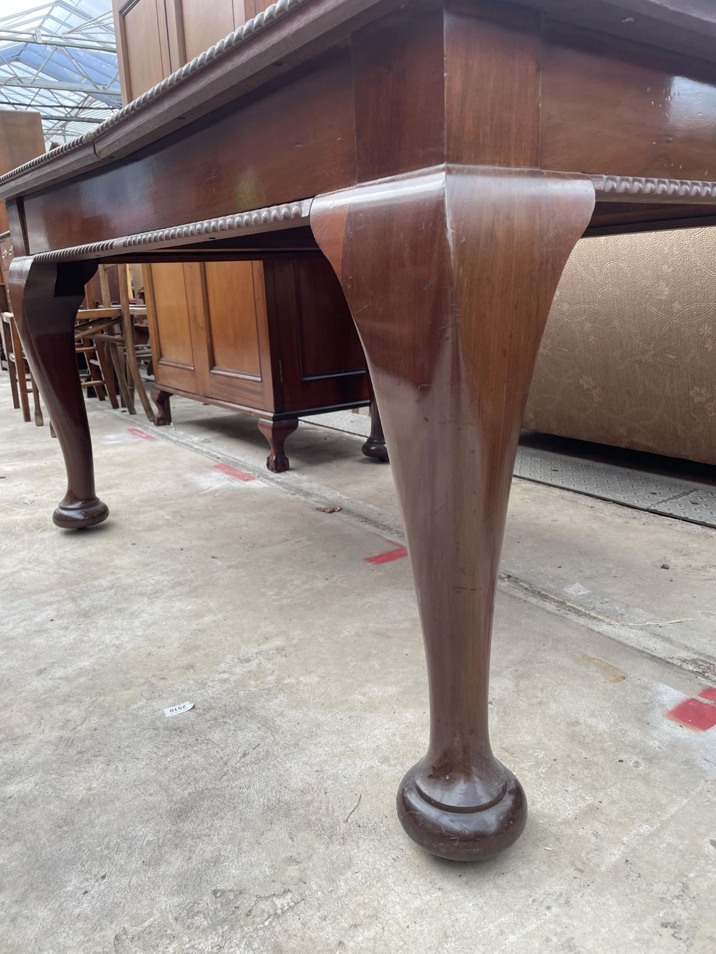 AN EARLY 20TH CENTURY MAHOGANY WIND-OUT DINING TABLE ON CABRIOLE LEGS, WITH ROPE EDGE, 57 X 41" ( - Image 5 of 7