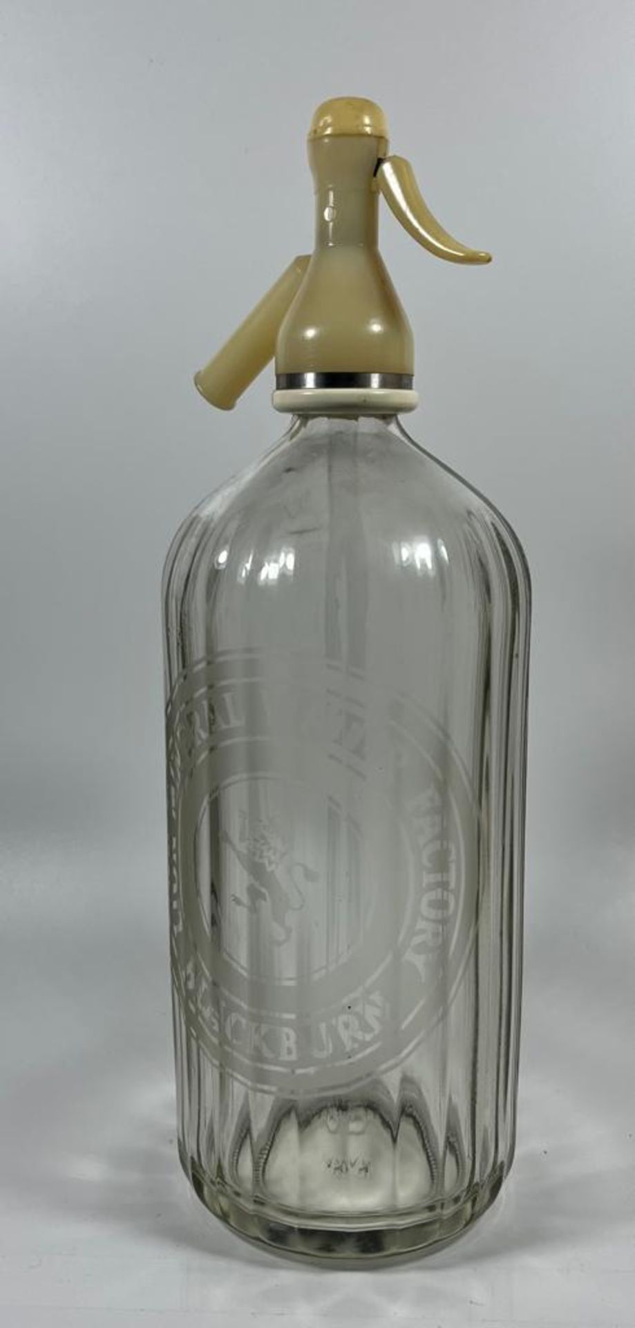 A VINTAGE 1950'S LION MINERAL WATER, BLACKBURN FACTORY, SODA SIPHON, HEIGHT 32 CM