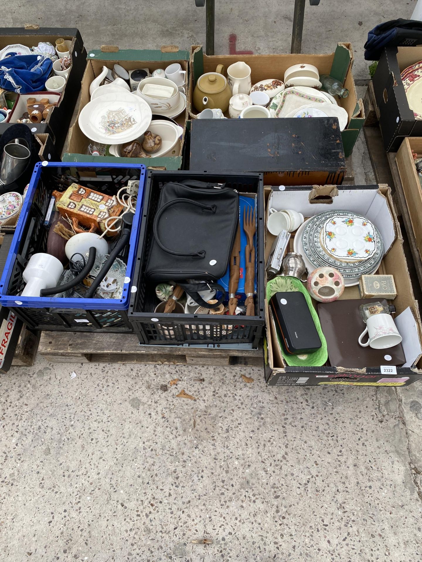 AN ASSORTMENT OF HOSUEHOLD CLEARANCE ITEMS TO INCLUDE CERAMICS AND GLASSWARE ETC