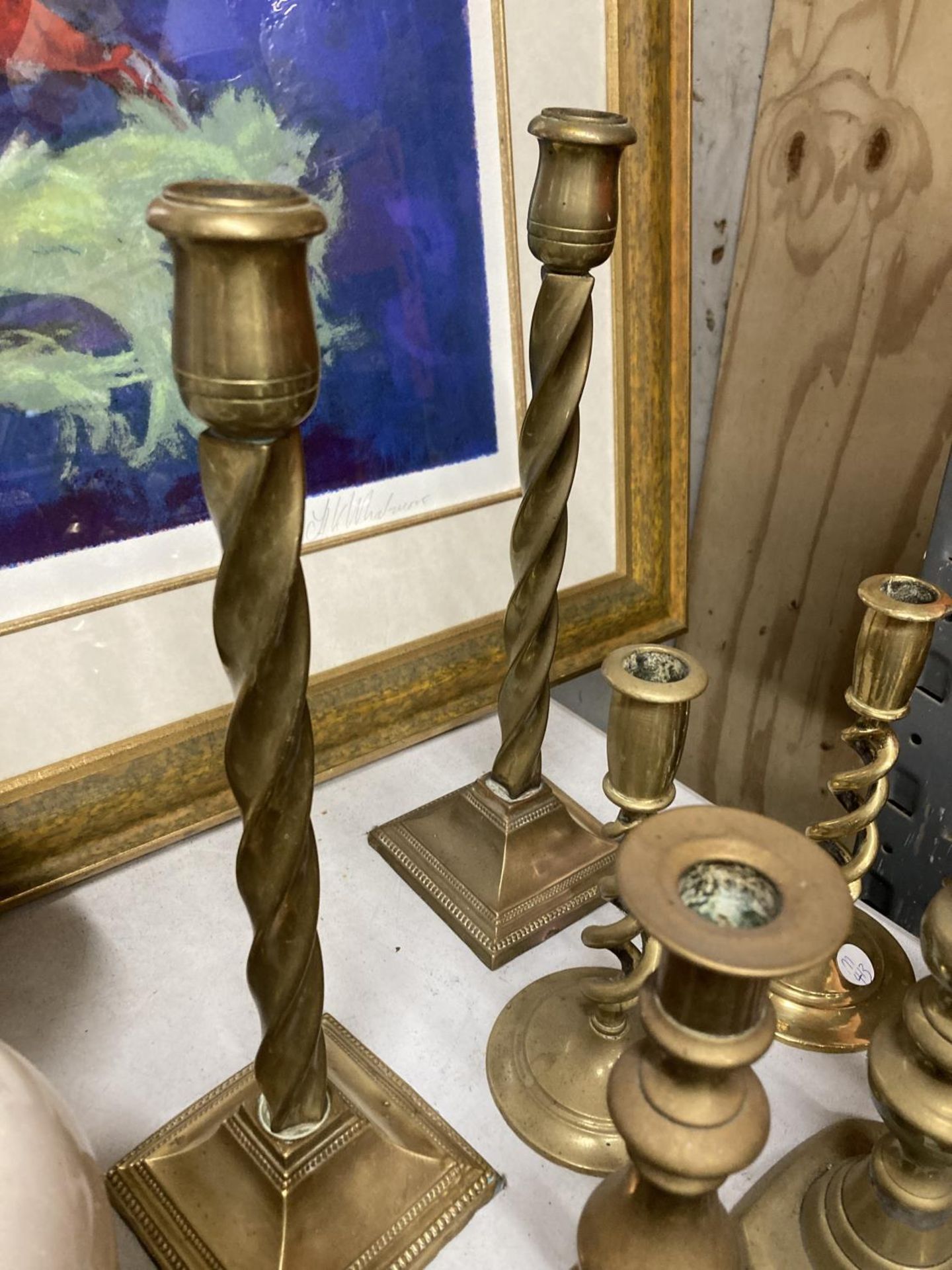 A LARGE QUANTITY OF VINTAGE BRASS CANDLESTICKS - Image 4 of 4