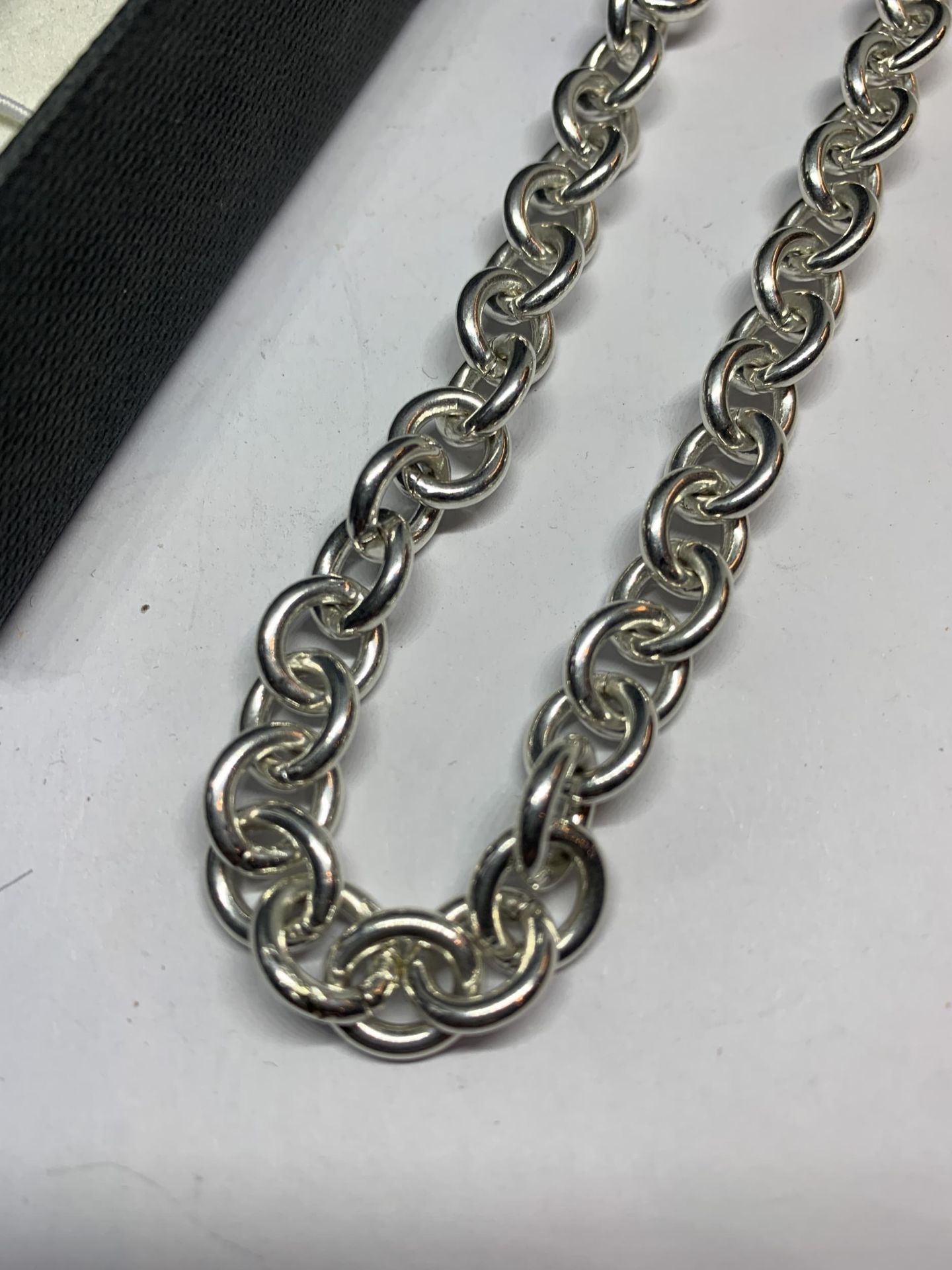 AN 18" SILVER HEAVY NECK CHAIN - Image 2 of 3