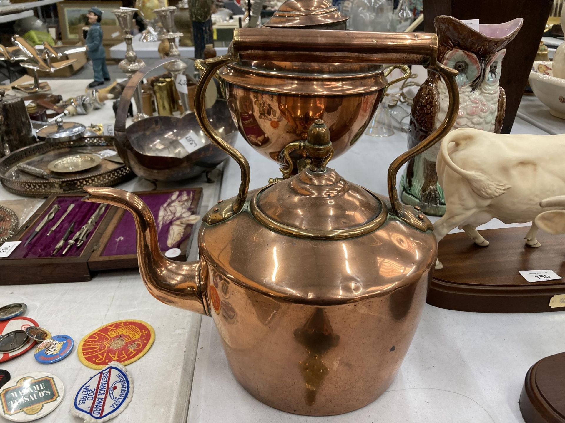 A LARGE VINTAGE COPPER KETTLE WITH ACORN FINIAL, COPPER TEA URN AND WALL POCKET - Image 3 of 4