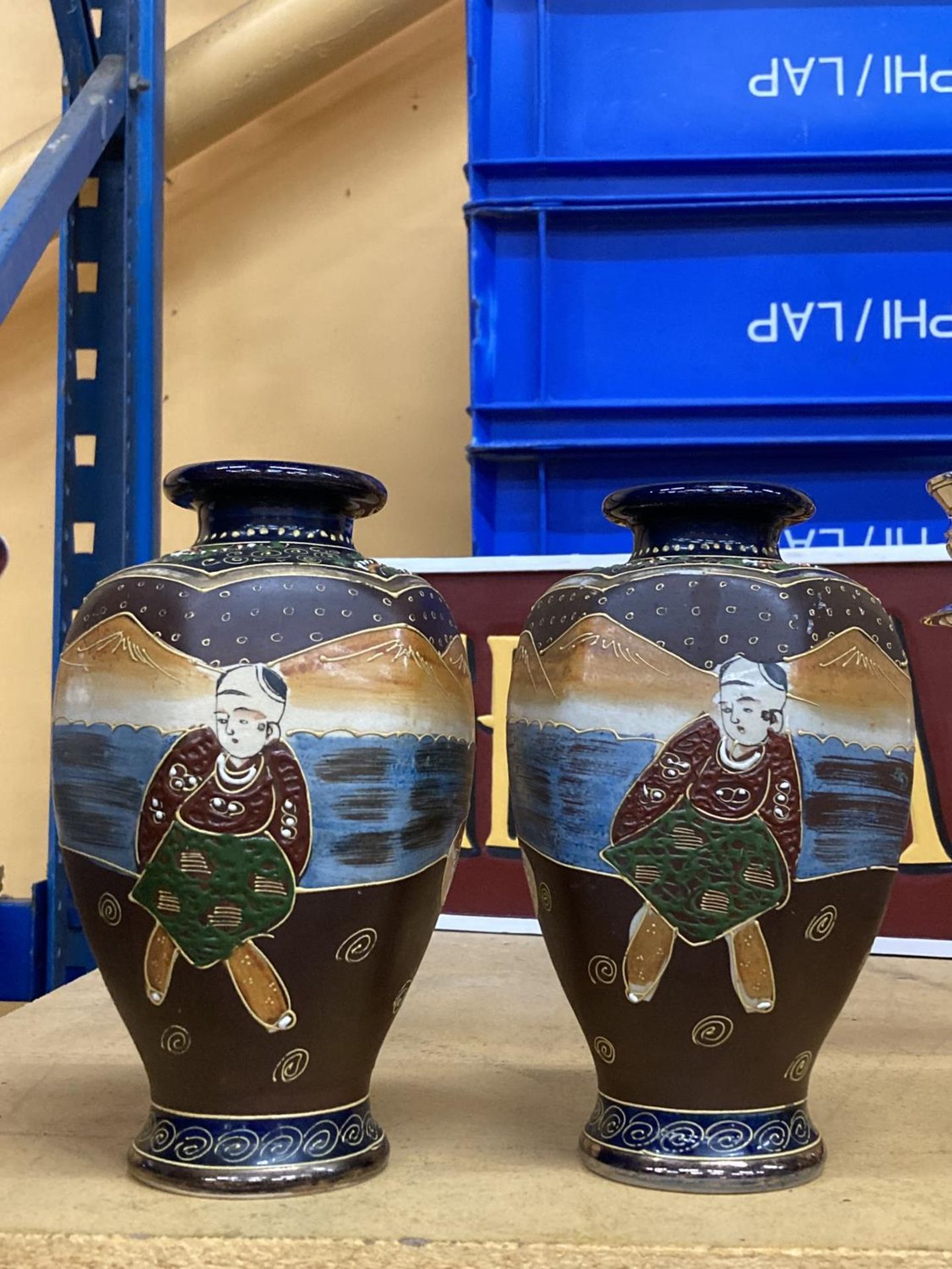 A PAIR OF ORIENTAL STYLE VASES, HEIGHT 21CM