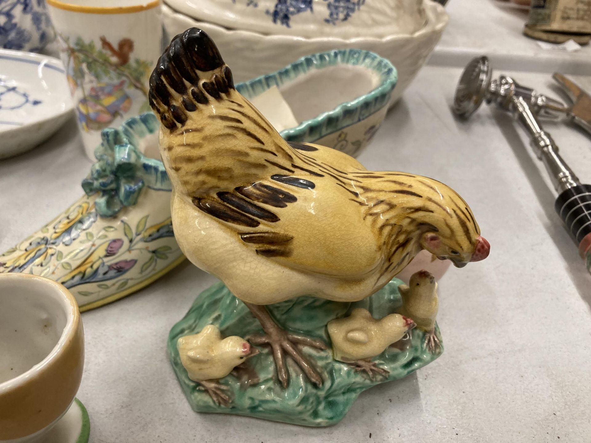 A MIXED LOT OF CERAMICS TO INCLUDE BLUE AND WHITE, CROWN DEVON HEN LIDDED POT, MINTON HARDWICK - Image 7 of 8