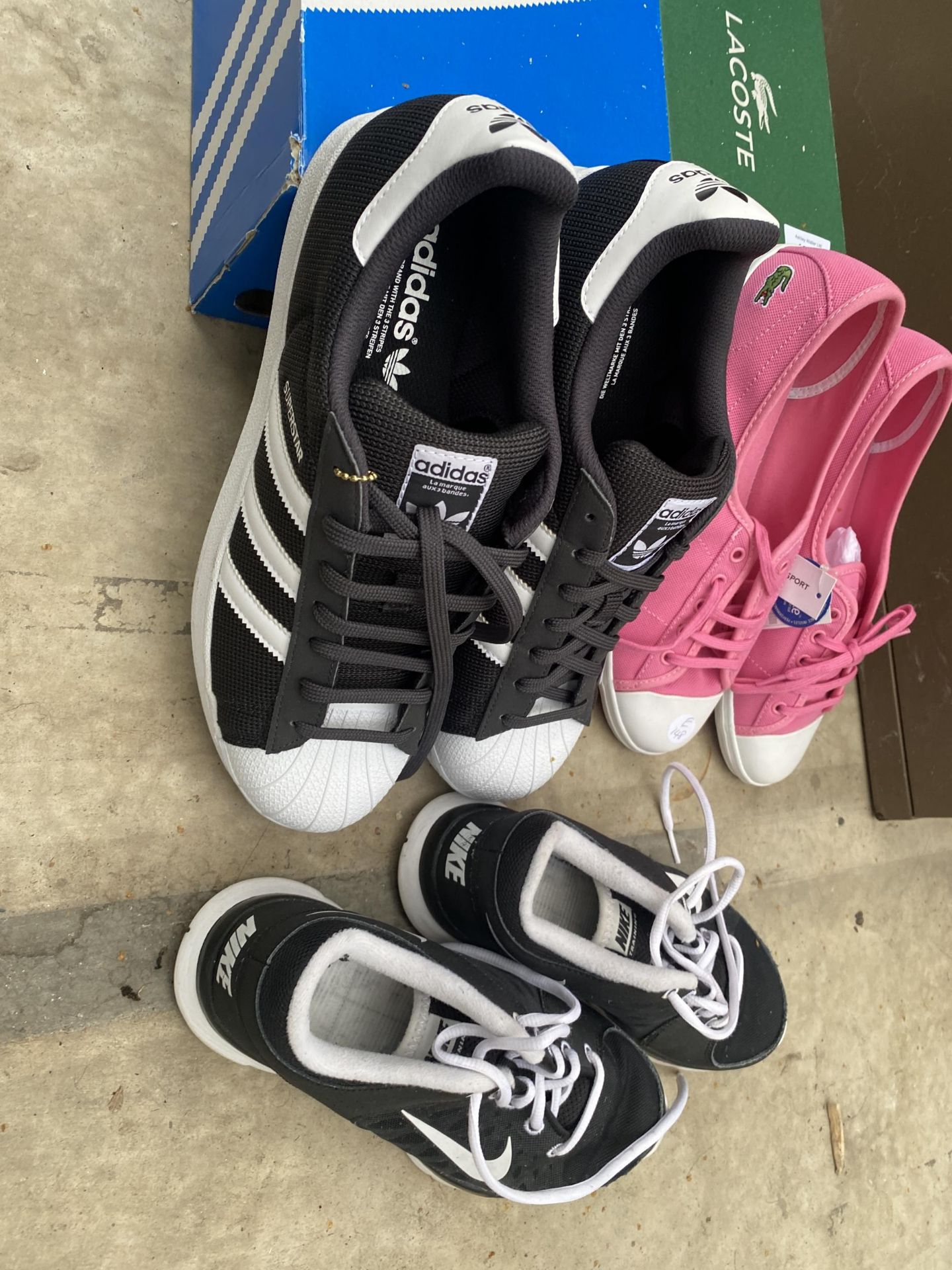 THREE PAIRS OF TRAINERS TO INCLUDE LACOSTE AND ADIDAS ETC - Bild 2 aus 2