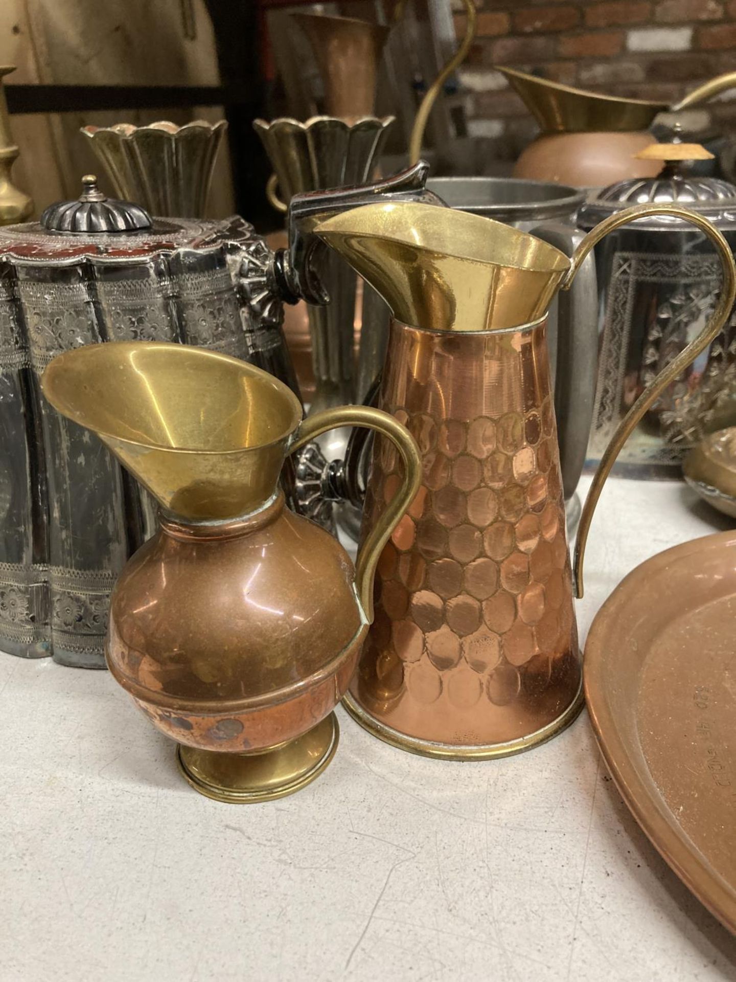 A QUANTITY OF COPPER, BRASS AND SILVER PLATED ITEMS TO INCLUDE COPPER JUGS, A TRAY AND FOOT WARMERS, - Bild 3 aus 4