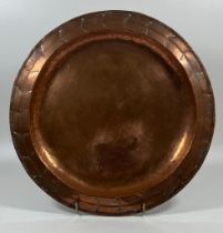 AN ARTS AND CRAFTS HUGH WALLIS COPPER CHARGER WITH ARROWHEAD BORDER, SIGNED, DIAMETER 29CM