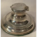 A GEORGE V 1911 HALLMARKED CHESTER SILVER INKWELL, INDISTINCT MAKER MARKS, WEIGHTED BASE, GROSS