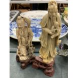 A PAIR OF CHINESE SOAPSTONE FIGURES ON WOODEN PLINTHS