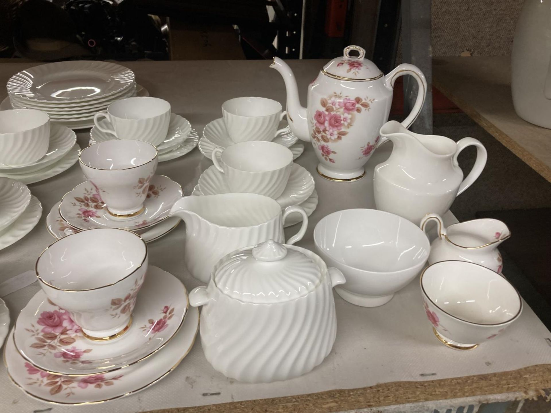 A PART ROYAL SUTHERLAND PART TEASET TO INCLUDE A COFFEEPOT TOGETHER WITH A FURTHER WHITE TEASET - Image 4 of 4