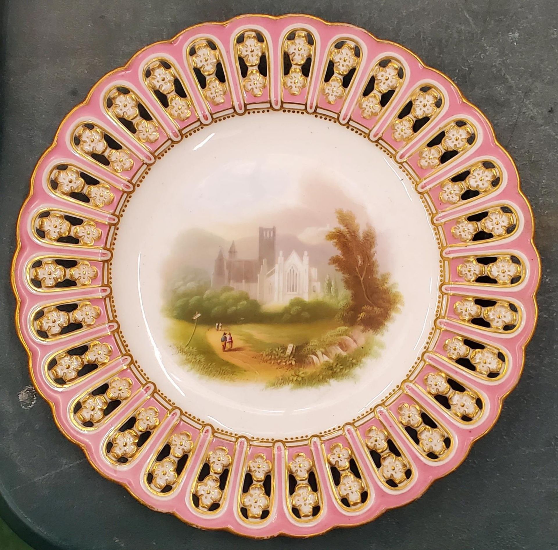 AMINTON HANDPAINTED 'RIBBON' PLATE, DIAMETER 23CM