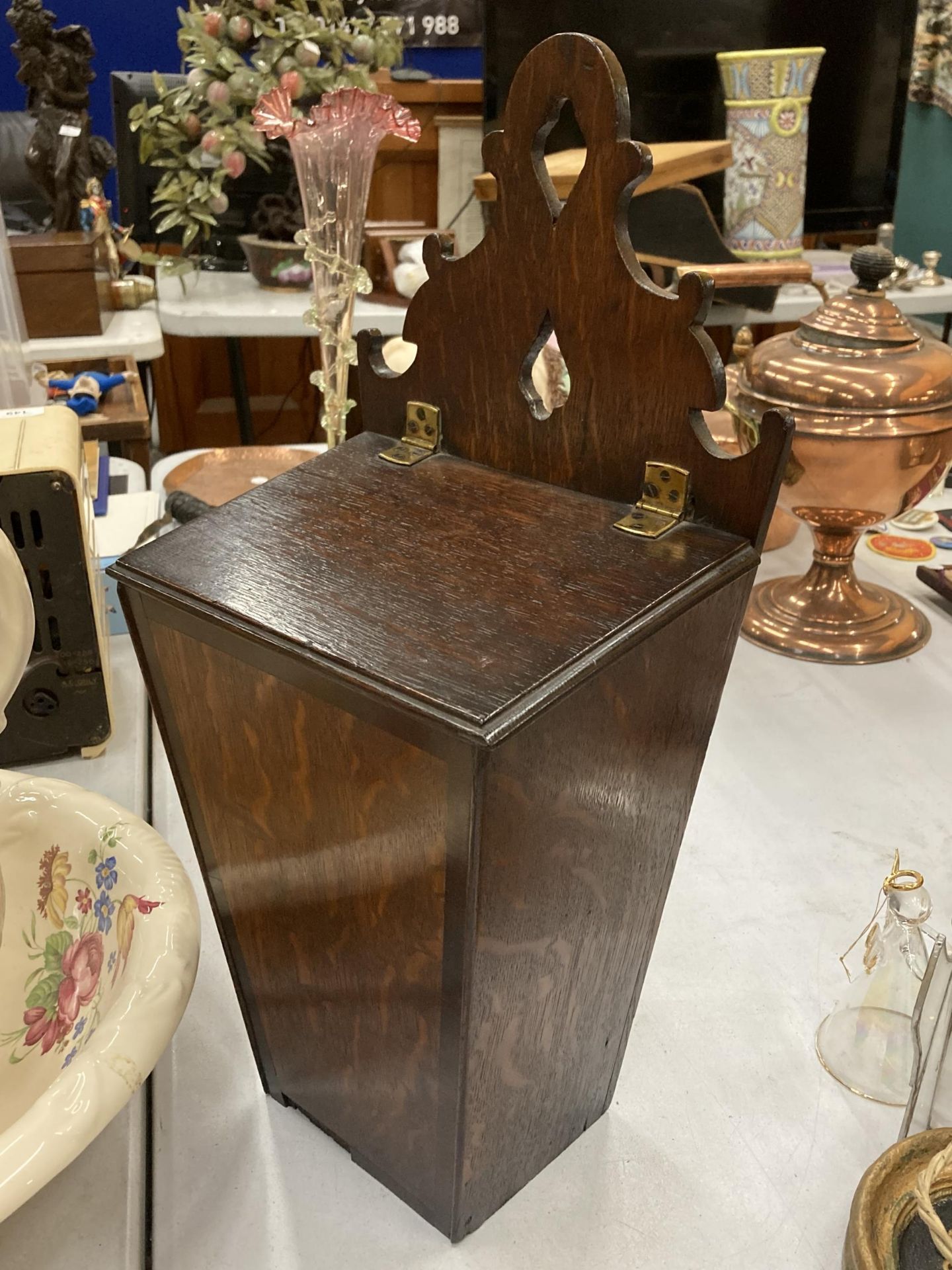 A 19TH CENTURY OAK CANDLE BOX - Image 3 of 3
