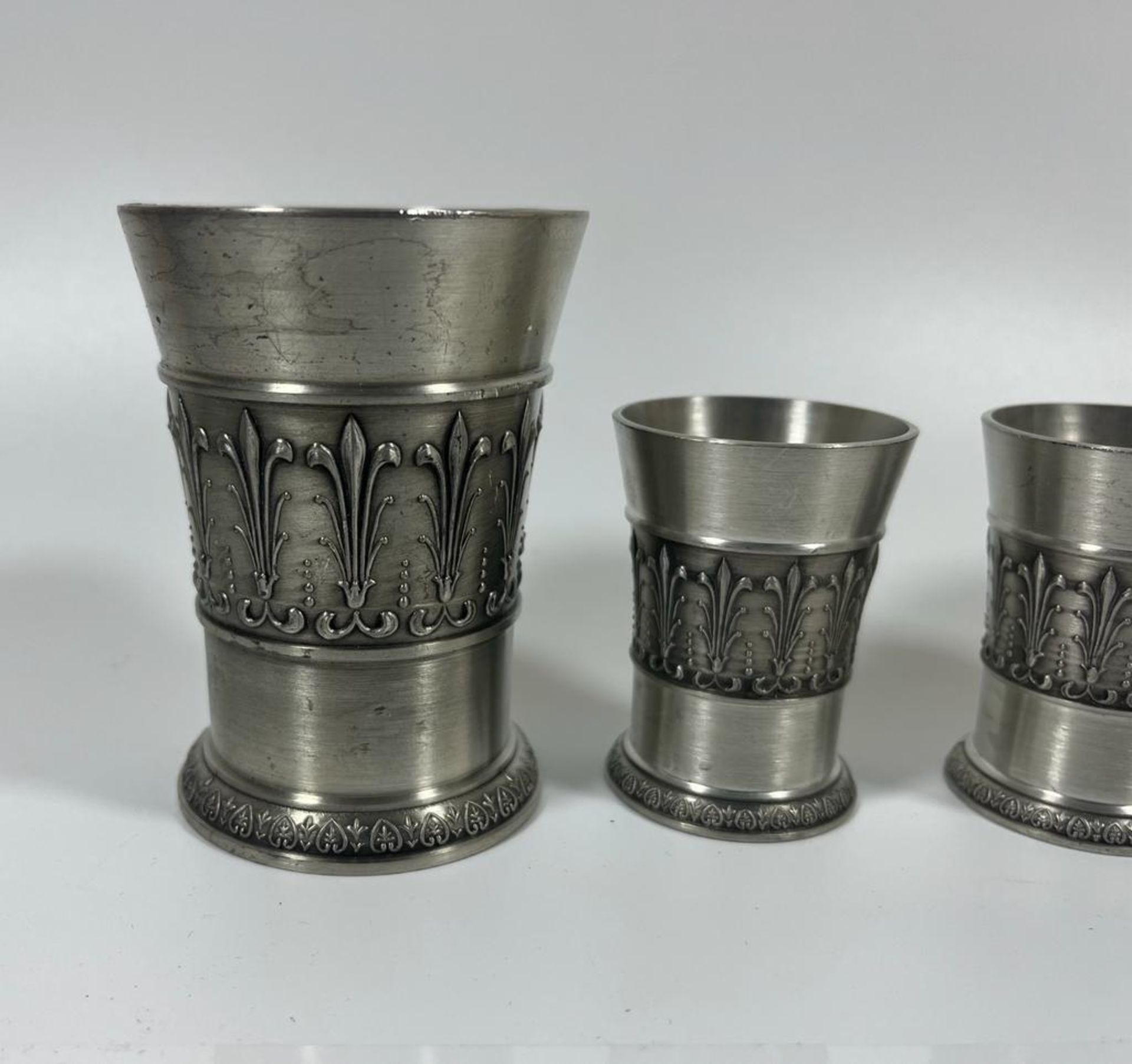 A SET OF FOUR SKS ZINN 95% PEWTER DRINKING GLASSES, HEIGHT OF LARGEST PAIR 9 CM - Image 2 of 5