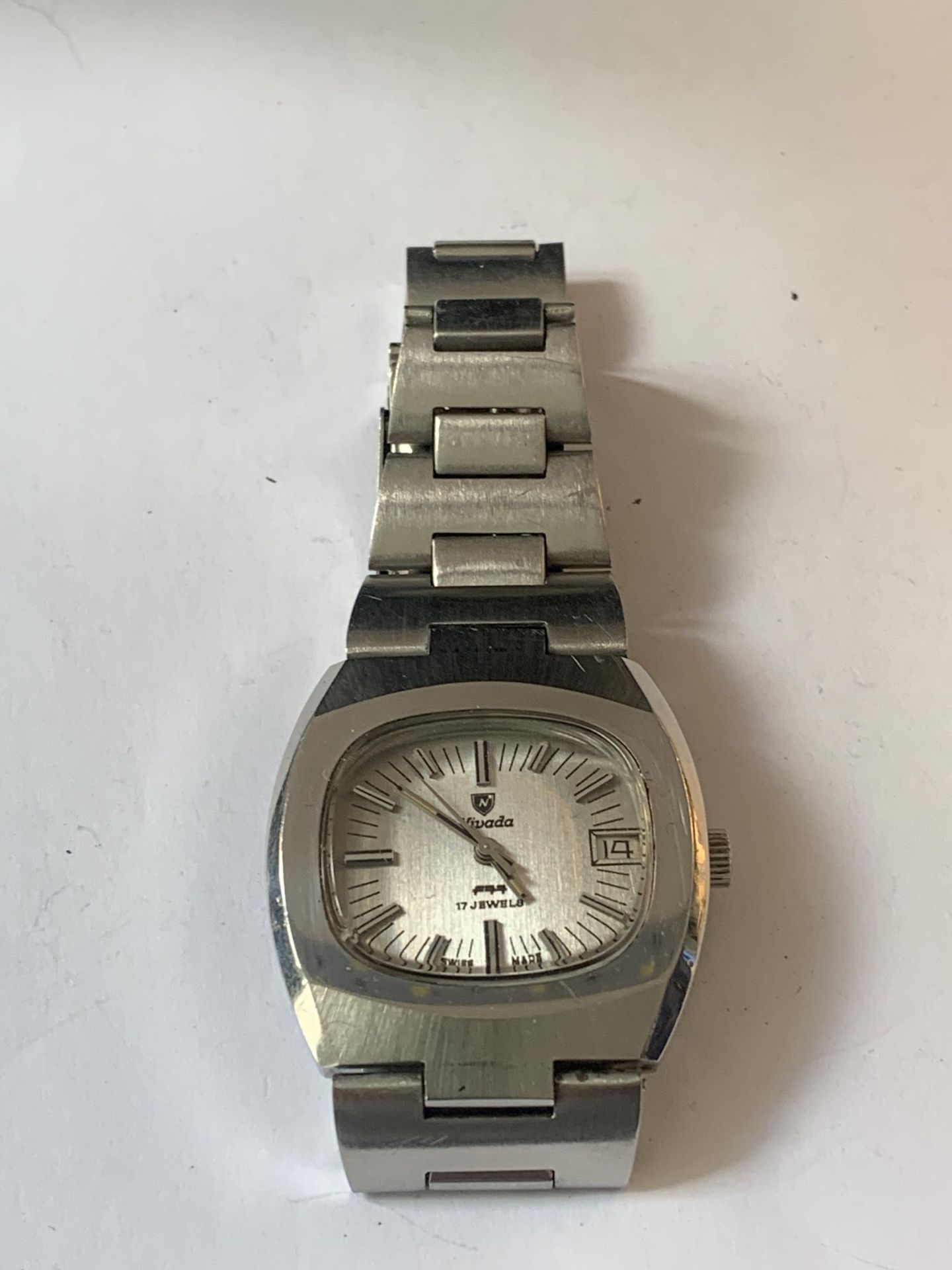 A VINTAGE NIVADA WRIST WATCH WITH ORIGINAL BRACELET. MANUAL SEEN WORKING BUT NO WARRANTY