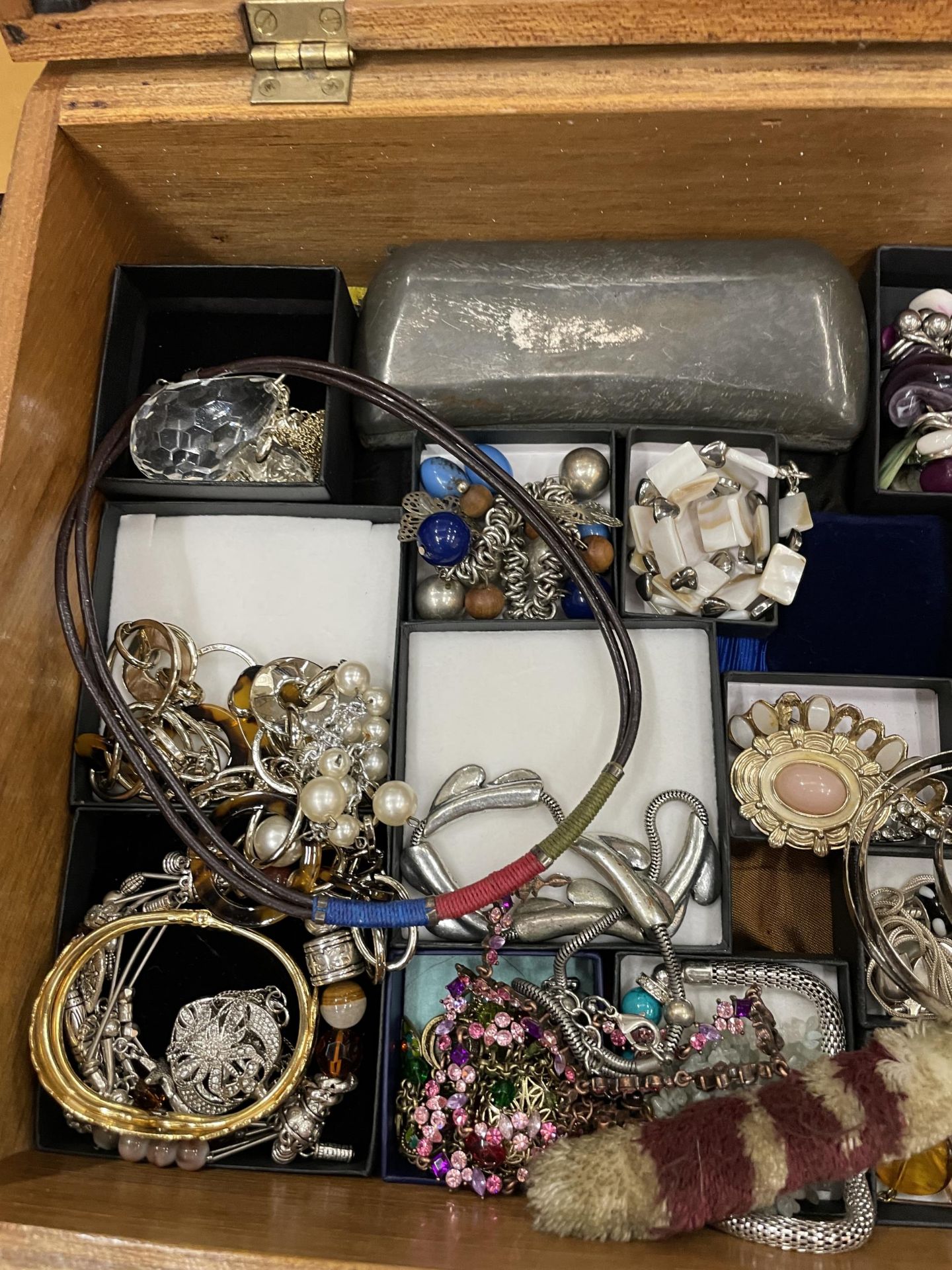 A TABLE TOP DISPLAY CABINET WITH ASSORTED COSTUME JEWELLERY ETC - Image 4 of 4