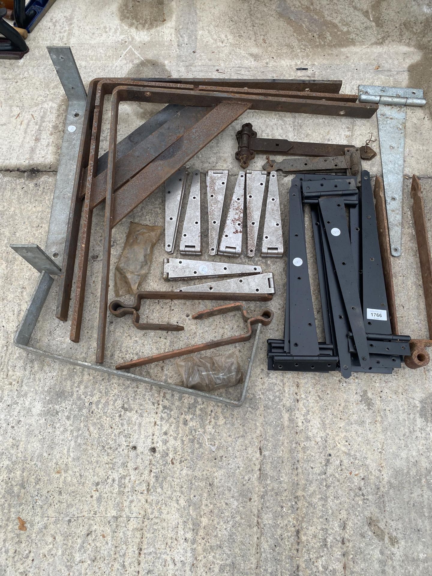 AN ASSORTMENT OF GATE HINGES AND THREE LARGE L SHAPED BRACKETS ETC