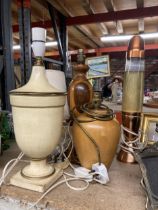 A MIXED LOT OF TABLE LAMPS TO INCLUDE WOODEN EXAMPLE