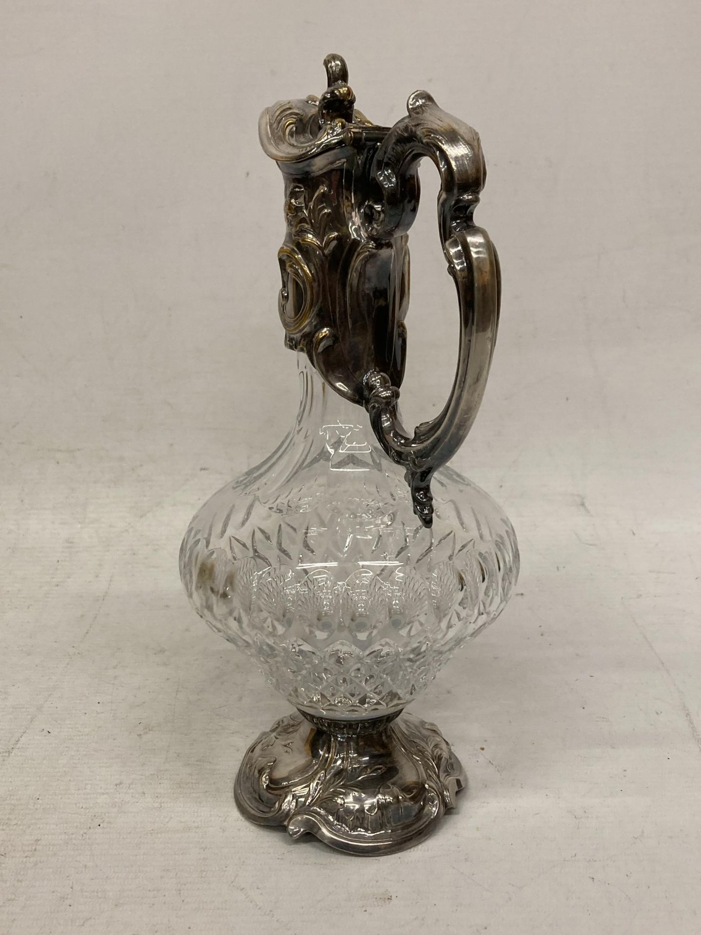 AN ORNATE SILVER PLATED AND CUT GLASS CLARET JUG - Image 2 of 6