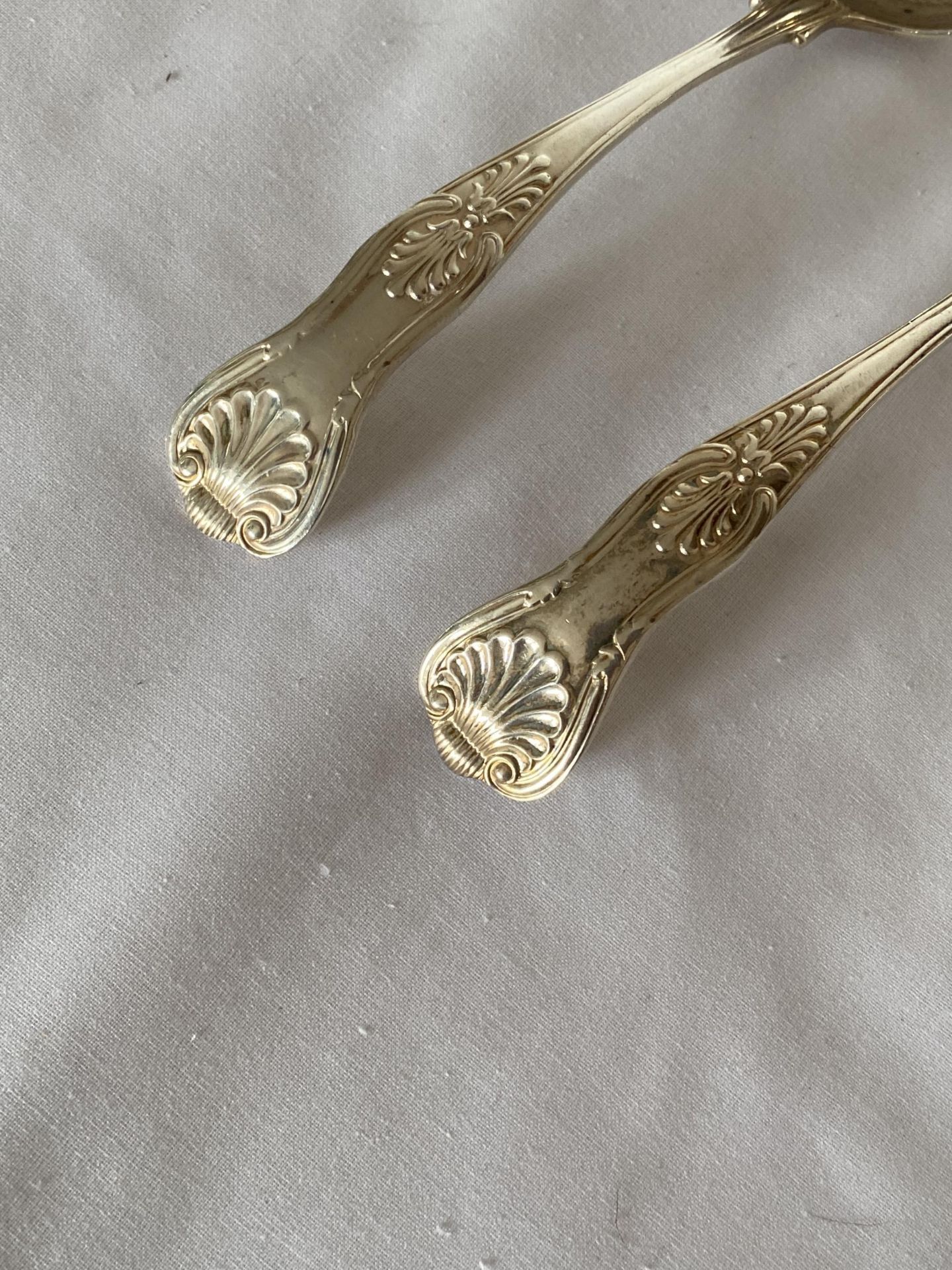 A PAIR OF ELIZABETH II 1959 HALLMARKED SHEFFIELD SILVER SOUP LADLES, MAKER GEE & HOLMES, GROSS - Bild 4 aus 12