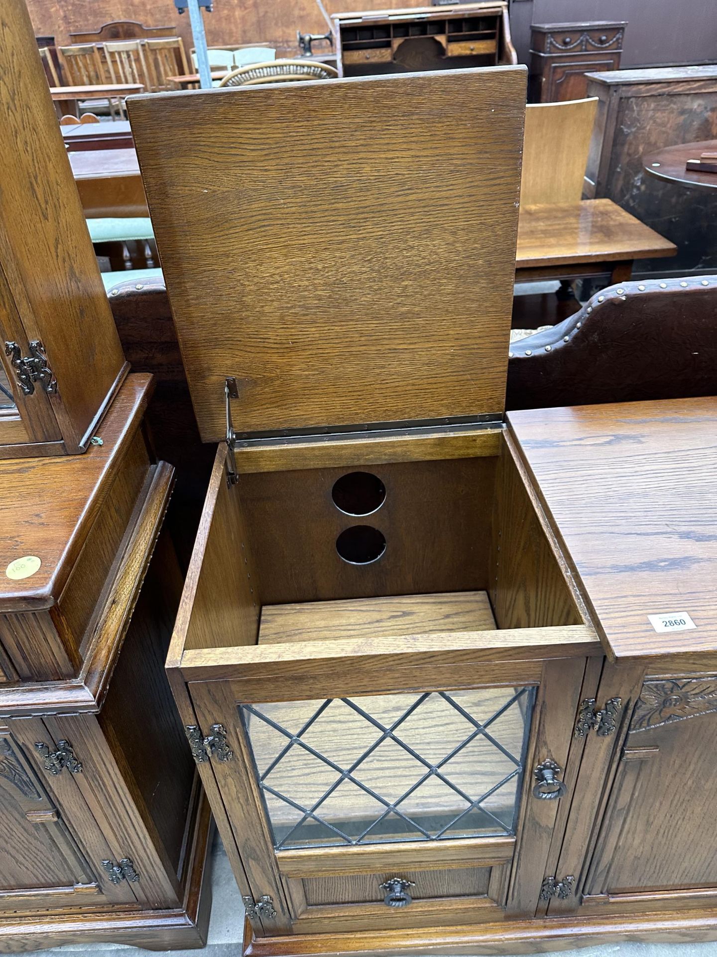 AN OAK GLAZED AND LEADED OLD CHARM STYLE HI-FI CABINET, 45" WIDE - Image 4 of 4