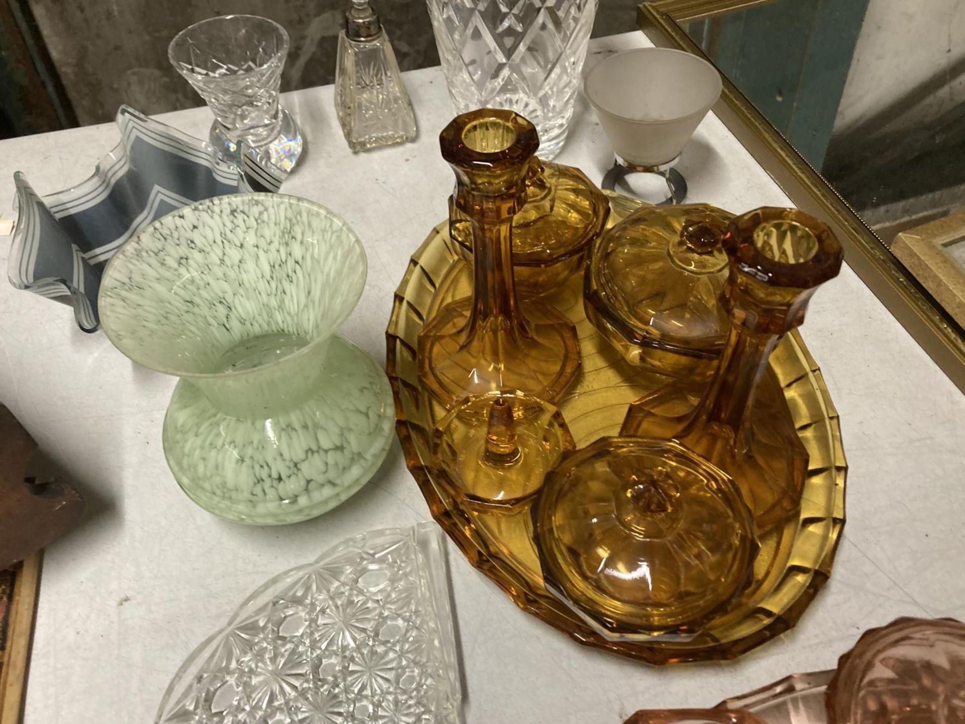 A QUANTITY OF GLASSWARE TO INCLUDE AN AMBER COLOURED DRESSING TABLE SET, VASE, HANKERCHIEF VASE, - Image 4 of 5