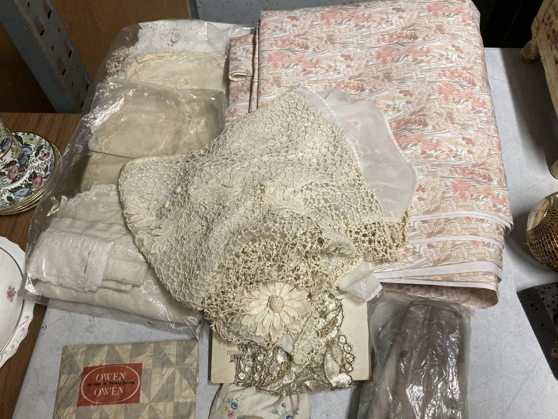 A QUANTITY OF LACE AND MATERIALS - Image 3 of 4