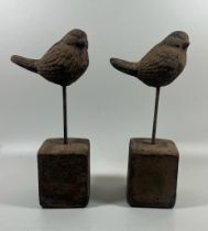 A PAIR OF DECORATIVE STONE BIRDS ON PLINTH BASES, HEIGHT 24 CM