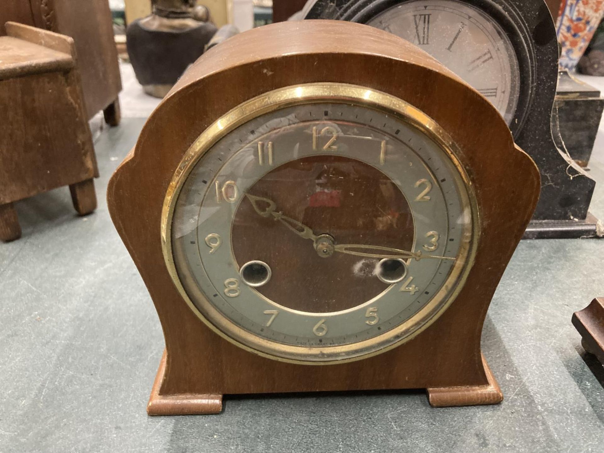 THREE VINTAGE MANTLE CLOCKS TO INCLUDE A SMITHS PLUS A CLOCK CASE MISSING THE FACE - Bild 2 aus 5