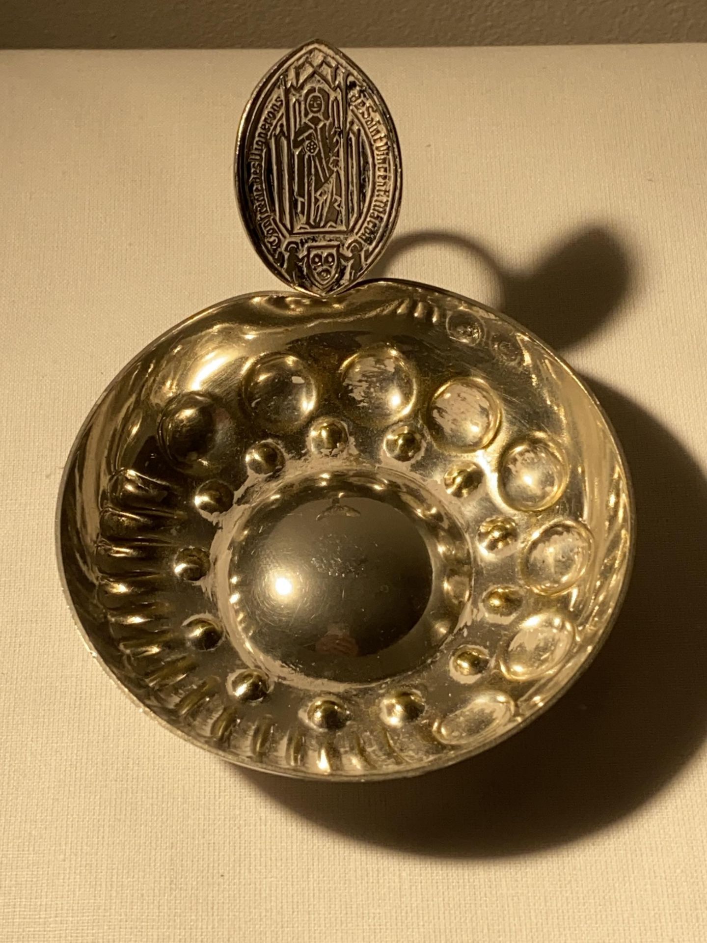 TWO ITEMS - A 1947 HALLMARKED BIRMINGHAM TEA STRAINER AND A WINE CUP MARKED WITH SAINT VINCENT - Image 13 of 27