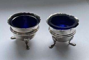 A PAIR OF GEORGE V 1917 HALLMARKED CHESTER SILVER OPEN SALTS WITH BLUE GLASS LINERS, MAKER